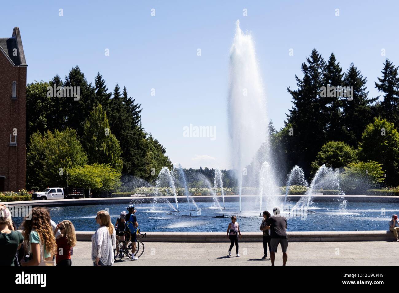 Gli studenti si riuniscono presso la Drumheller Fountain nel campus dell'Università di Washington a Seattle, Washington, Stati Uniti. Foto Stock