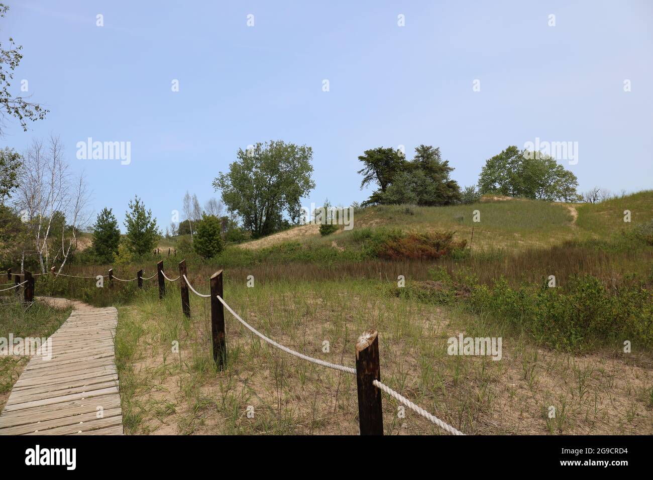 Il percorso Kohler Dunes Cordwalk lungo le dune sabbiose dell'area naturale statale di Kohler Dunes a Sheboygan, Wisconsin, USA Foto Stock