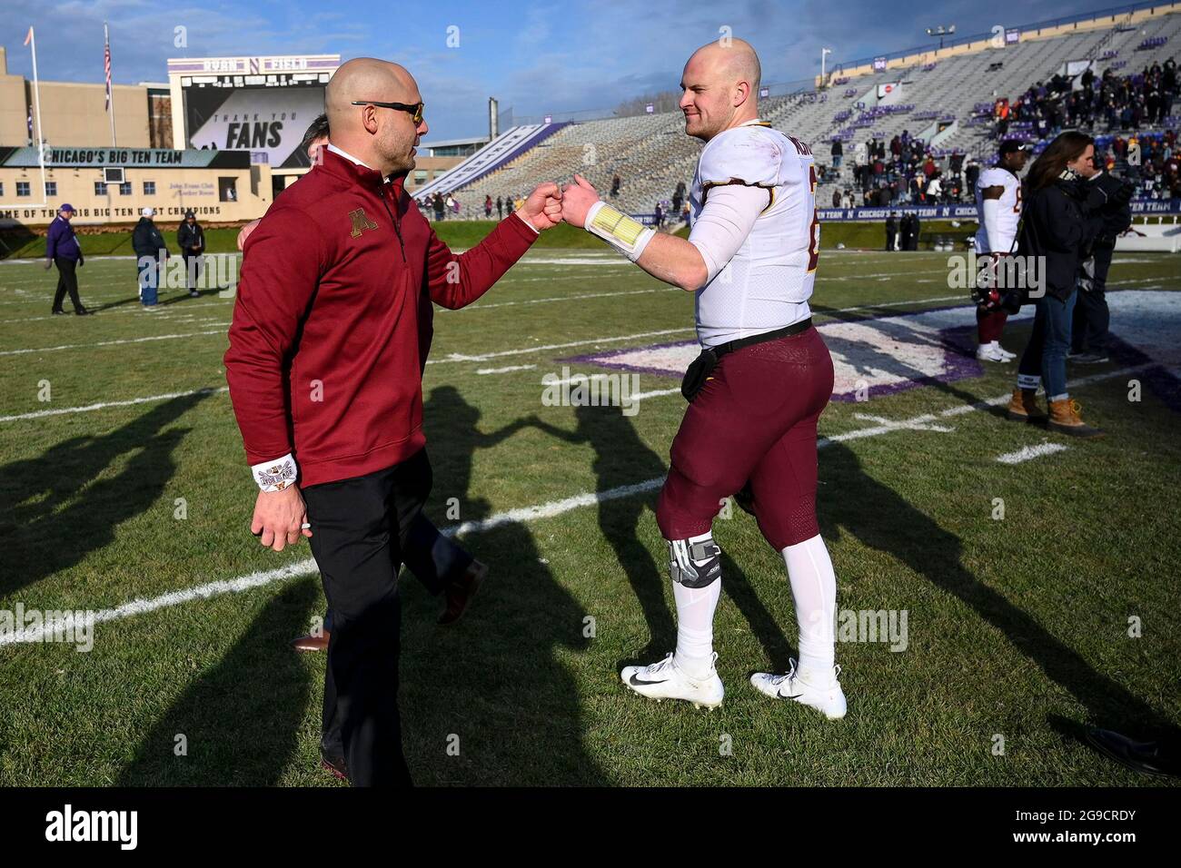 Evanston, Stati Uniti. 23 Nov 2019. Minnesota Gophers capo allenatore P.J. Fleck ha battuto i pugni con il quarterback Tanner Morgan (2) dopo la vittoria della squadra sui Northwestern Wildcats sabato 23 novembre 2019 al Ryan Field di Evanston, Illinois (Aaron Lavinsky/Minneapolis Star Tribune/TNS/Sipa USA) Credit: Sipa USA/Alamy Live News Foto Stock