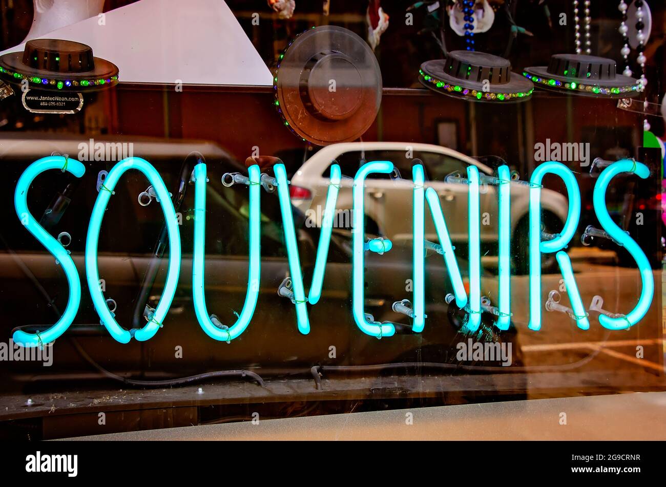 Un cartello pubblicizza i souvenir in un negozio su Dauphin Street, 23 luglio 2021, a Mobile, Alabama. Il turismo è una parte importante dell'economia locale. Foto Stock