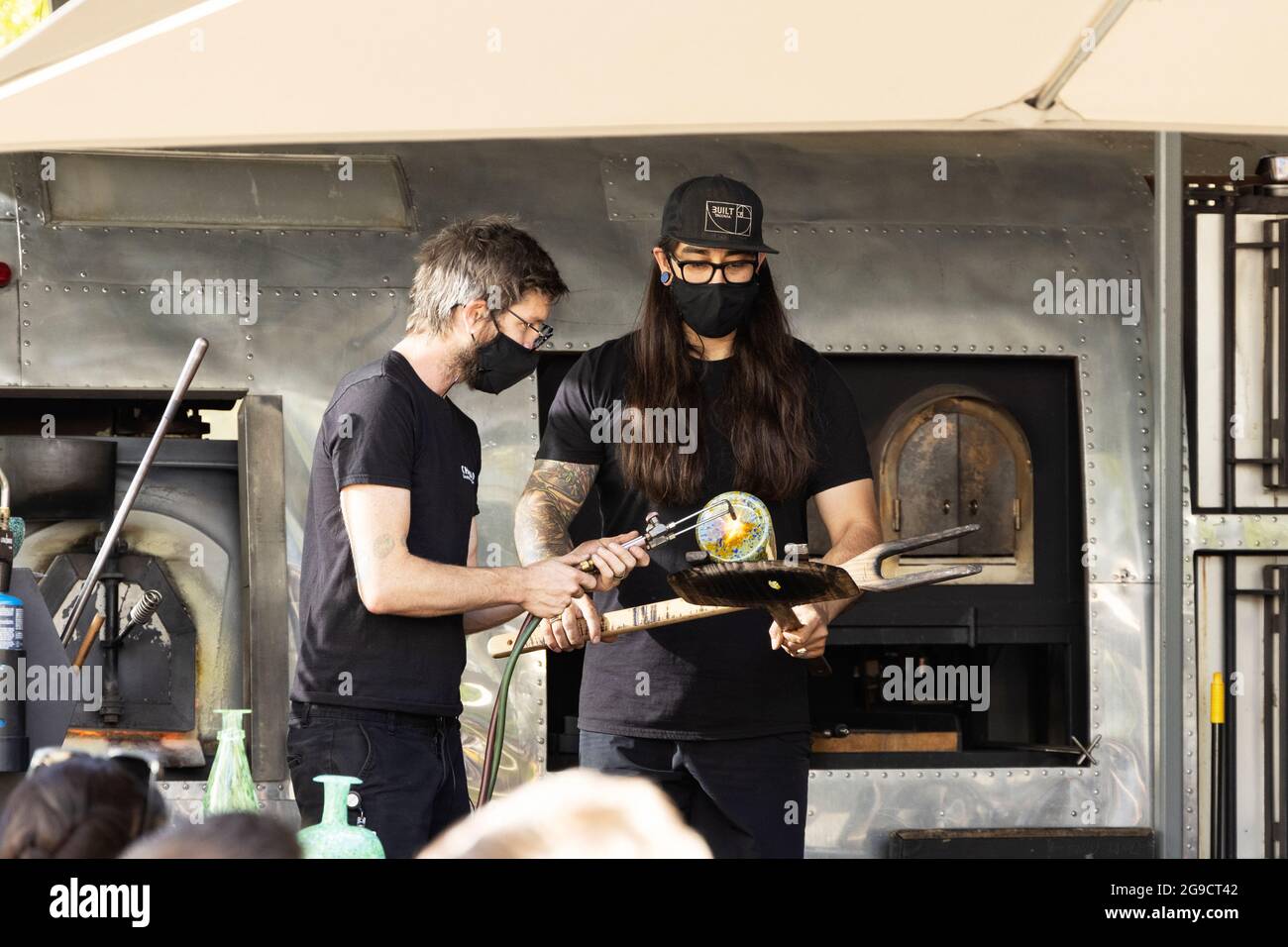 Dimostrazione di soffiatura del vetro nel negozio locale di Chihuly Garden and Glass a Seattle, Washington, USA. Foto Stock