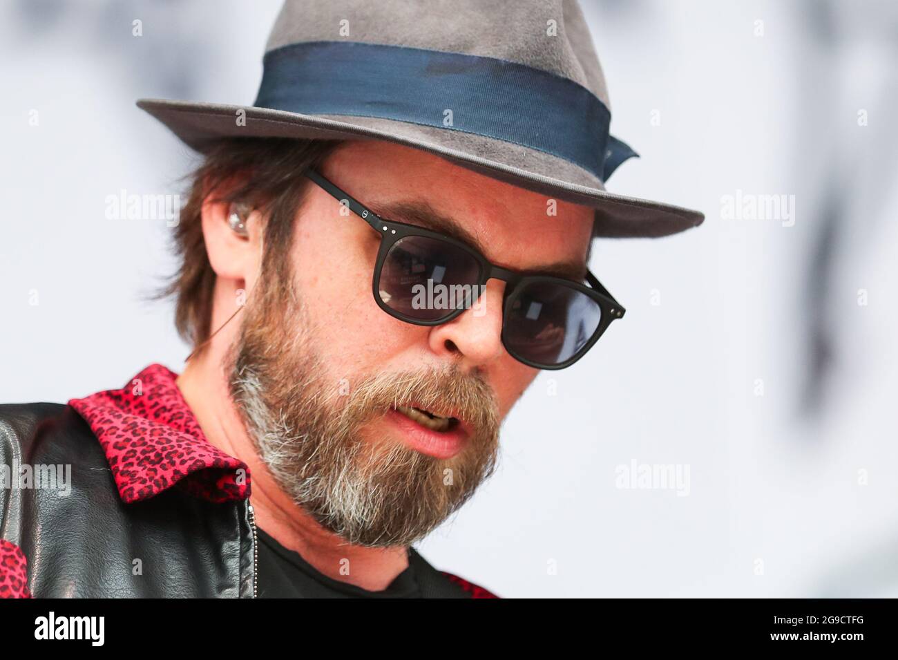 Gaz Coombes of Supergrass si esibisce sul palco principale durante il terzo giorno del Tramlines Festival Foto Stock