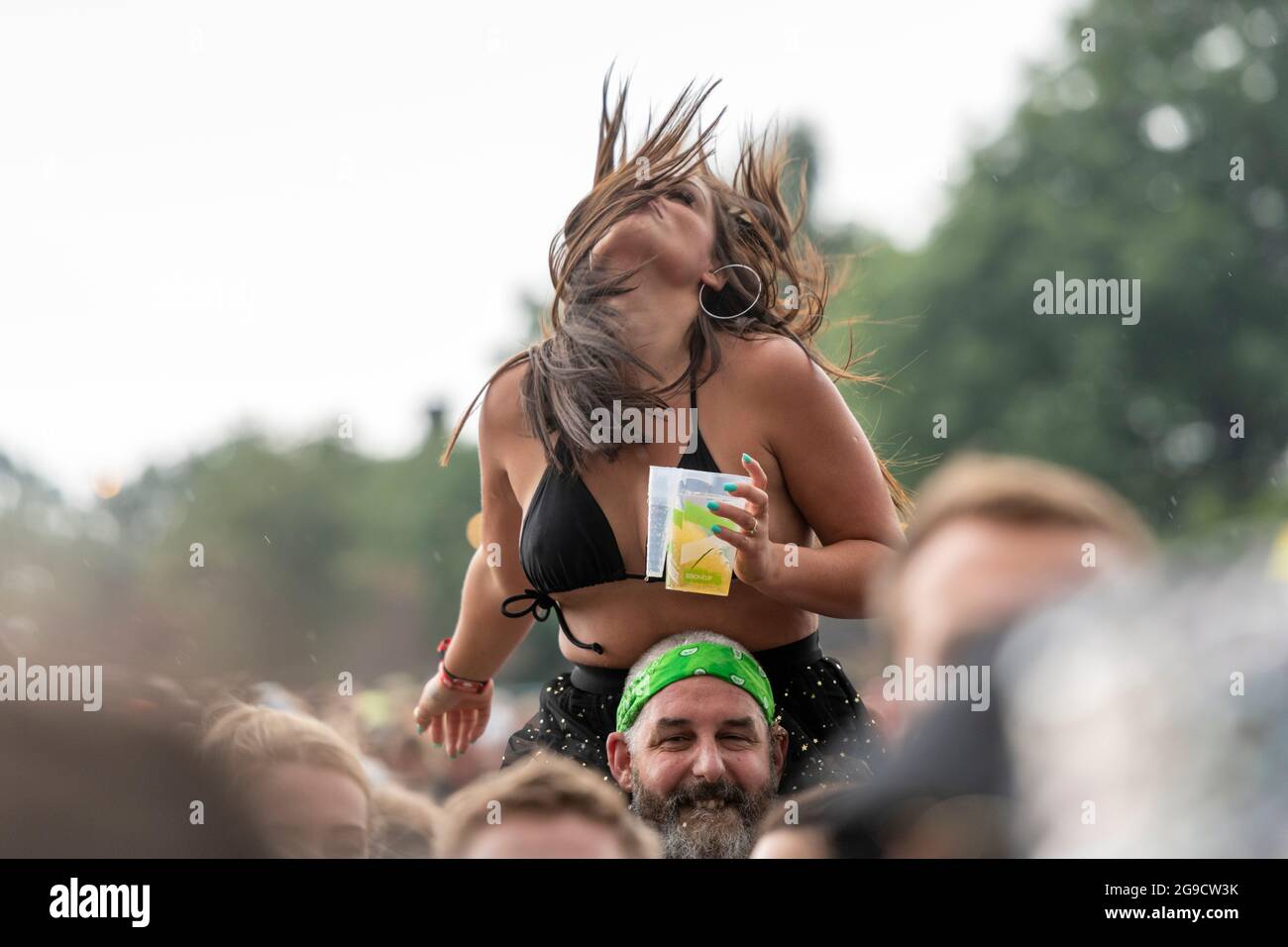 Standon, Hertfordshire, Regno Unito. 25 luglio 2021. La gente apprezza il festival musicale Standon Calling che si svolge questo fine settimana. Si tratta di uno dei primi festival che si tengono dopo il rilassamento delle restrizioni Covid nel Regno Unito e i partecipanti hanno dovuto sostenere un test di flusso laterale verificato e registrato video come condizione di ingresso. Credit: Julian Eales/Alamy Live News Foto Stock Standon, Hertfordshire, Regno Unito. 25 luglio 2021. La gente apprezza il festival musicale Standon Calling che si svolge questo fine settimana. Si tratta di uno dei primi festival che si tengono dopo il rilassamento delle restrizioni Covid nel Regno Unito e i partecipanti hanno dovuto sostenere un test di flusso laterale verificato e registrato video come condizione di ingresso. Credit: Julian Eales/Alamy Live News Foto Stock