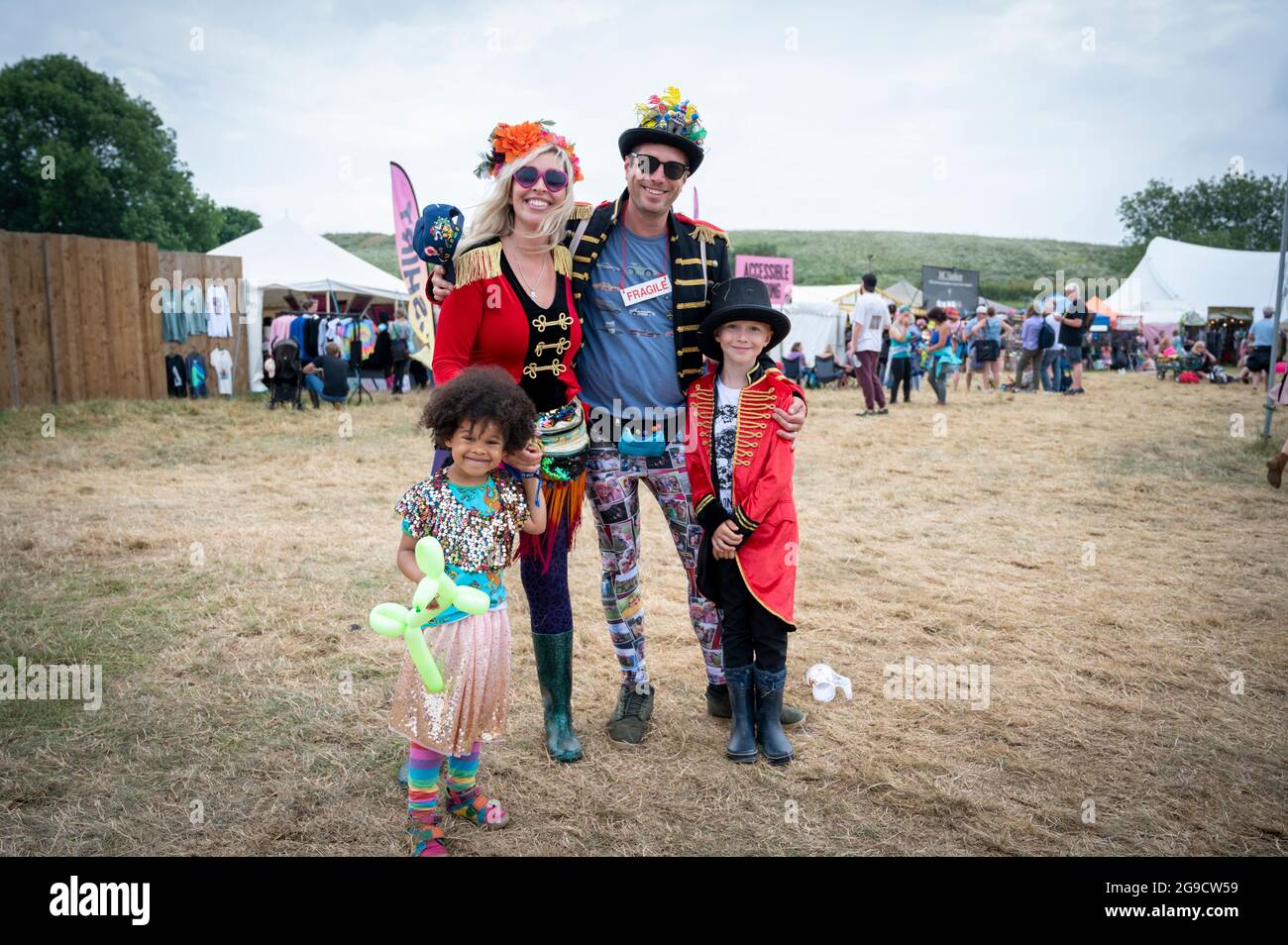 Standon, Hertfordshire, Regno Unito. 25 luglio 2021. La gente apprezza il festival musicale Standon Calling che si svolge questo fine settimana. Si tratta di uno dei primi festival che si tengono dopo il rilassamento delle restrizioni Covid nel Regno Unito e i partecipanti hanno dovuto sostenere un test di flusso laterale verificato e registrato video come condizione di ingresso. Credit: Julian Eales/Alamy Live News Foto Stock