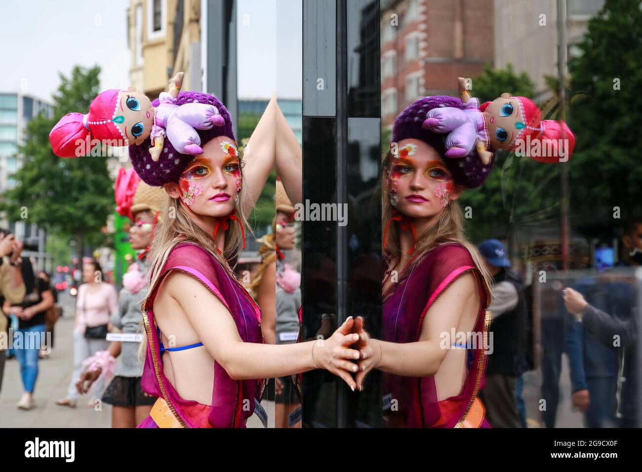 Londra, Regno Unito. 24 luglio 2021. Il modello partecipa a una sfilata di moda in flash mob a Knightsbridge per lo stilista Pierre Garroudi. Credito: Waldemar Sikora Foto Stock