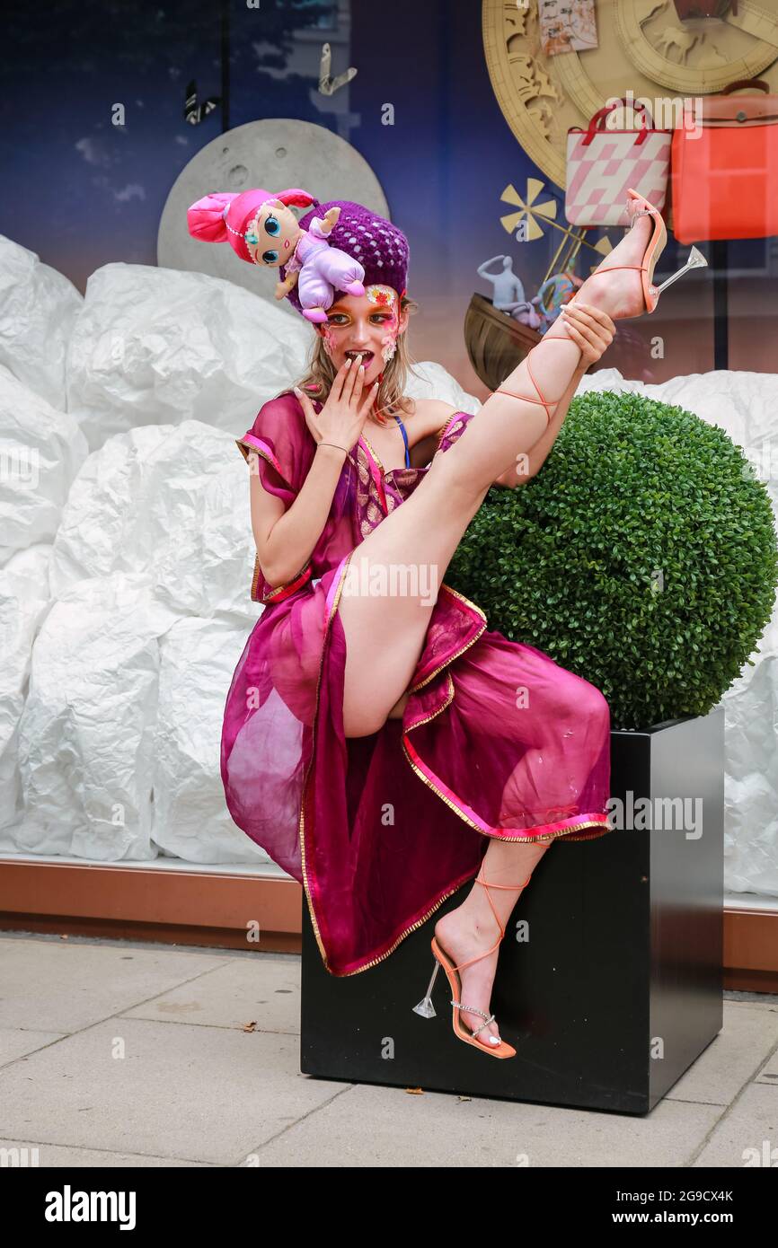 Londra, Regno Unito. 24 luglio 2021. Il modello partecipa a una sfilata di moda in flash mob a Knightsbridge per lo stilista Pierre Garroudi. Credito: Waldemar Sikora Foto Stock