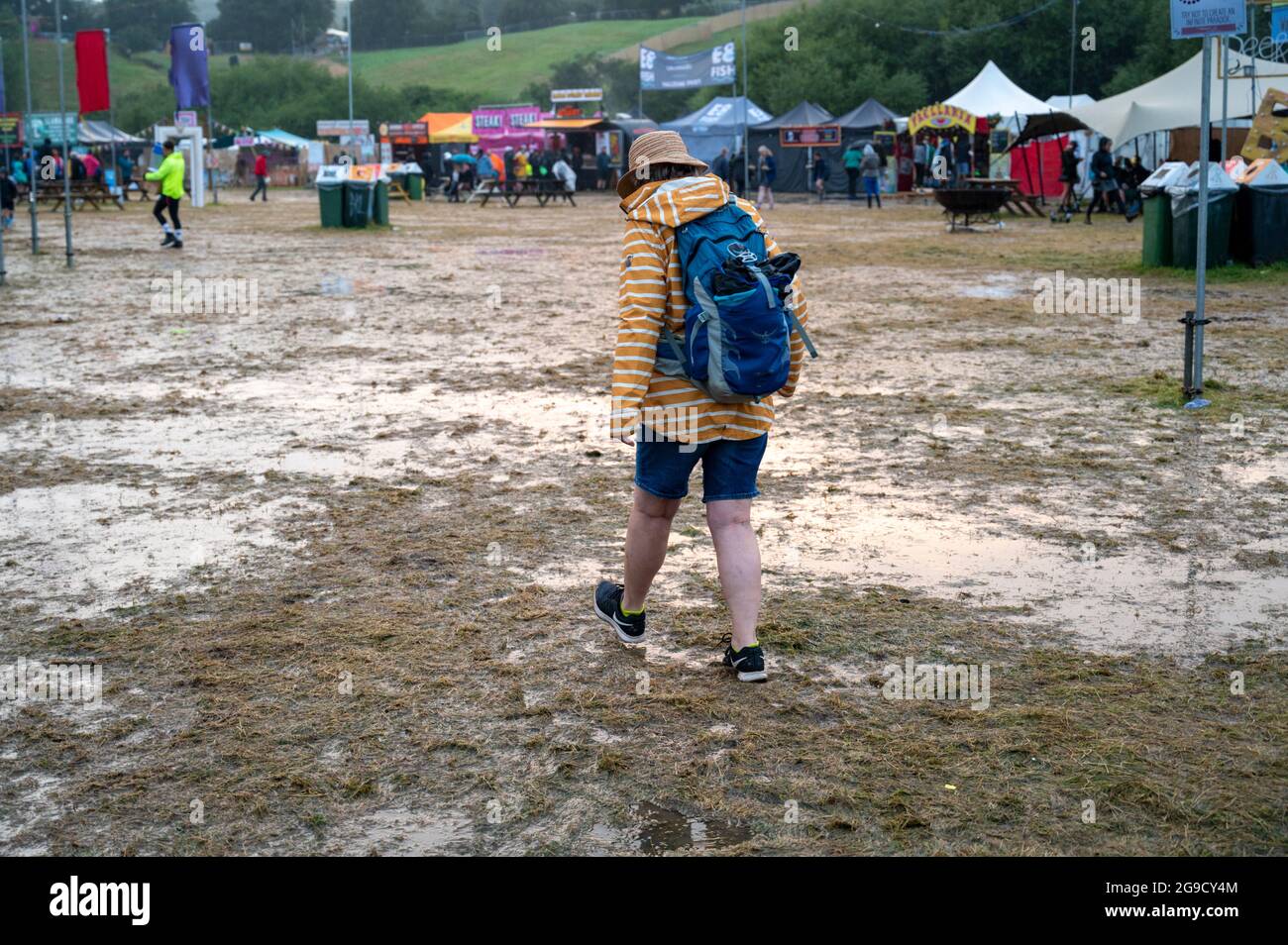 Standon, Hertfordshire, Regno Unito. 25 luglio 2021. La gente a Standon che chiama festival di musica ha coraggioso inondazioni e fango dopo la pioggia torrenziale e tuono ha portato il caos all'evento. La musica si fermò quando una tempesta passò in testa e la sera abbandonò. Il tempo britannico è previsto per continuare ad avere temporali nei prossimi giorni. Credit: Julian Eales/Alamy Live News Foto Stock Standon, Hertfordshire, Regno Unito. 25 luglio 2021. La gente a Standon che chiama festival di musica ha coraggioso inondazioni e fango dopo la pioggia torrenziale e tuono ha portato il caos all'evento. La musica si fermò quando una tempesta passò in testa e la sera abbandonò. Il tempo britannico è previsto per continuare ad avere temporali nei prossimi giorni. Credit: Julian Eales/Alamy Live News Foto Stock