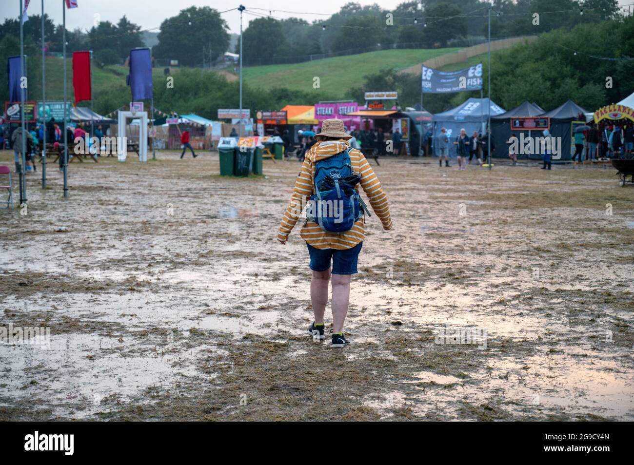 Standon, Hertfordshire, Regno Unito. 25 luglio 2021. La gente a Standon che chiama festival di musica ha coraggioso inondazioni e fango dopo la pioggia torrenziale e tuono ha portato il caos all'evento. La musica si fermò quando una tempesta passò in testa e la sera abbandonò. Il tempo britannico è previsto per continuare ad avere temporali nei prossimi giorni. Credit: Julian Eales/Alamy Live News Foto Stock Standon, Hertfordshire, Regno Unito. 25 luglio 2021. La gente a Standon che chiama festival di musica ha coraggioso inondazioni e fango dopo la pioggia torrenziale e tuono ha portato il caos all'evento. La musica si fermò quando una tempesta passò in testa e la sera abbandonò. Il tempo britannico è previsto per continuare ad avere temporali nei prossimi giorni. Credit: Julian Eales/Alamy Live News Foto Stock