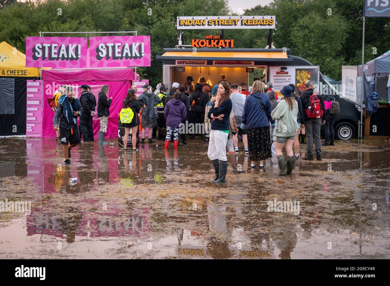 Standon, Hertfordshire, Regno Unito. 25 luglio 2021. La gente a Standon che chiama festival di musica ha coraggioso inondazioni e fango dopo la pioggia torrenziale e tuono ha portato il caos all'evento. La musica si fermò quando una tempesta passò in testa e la sera abbandonò. Il tempo britannico è previsto per continuare ad avere temporali nei prossimi giorni. Credit: Julian Eales/Alamy Live News Foto Stock Standon, Hertfordshire, Regno Unito. 25 luglio 2021. La gente a Standon che chiama festival di musica ha coraggioso inondazioni e fango dopo la pioggia torrenziale e tuono ha portato il caos all'evento. La musica si fermò quando una tempesta passò in testa e la sera abbandonò. Il tempo britannico è previsto per continuare ad avere temporali nei prossimi giorni. Credit: Julian Eales/Alamy Live News Foto Stock