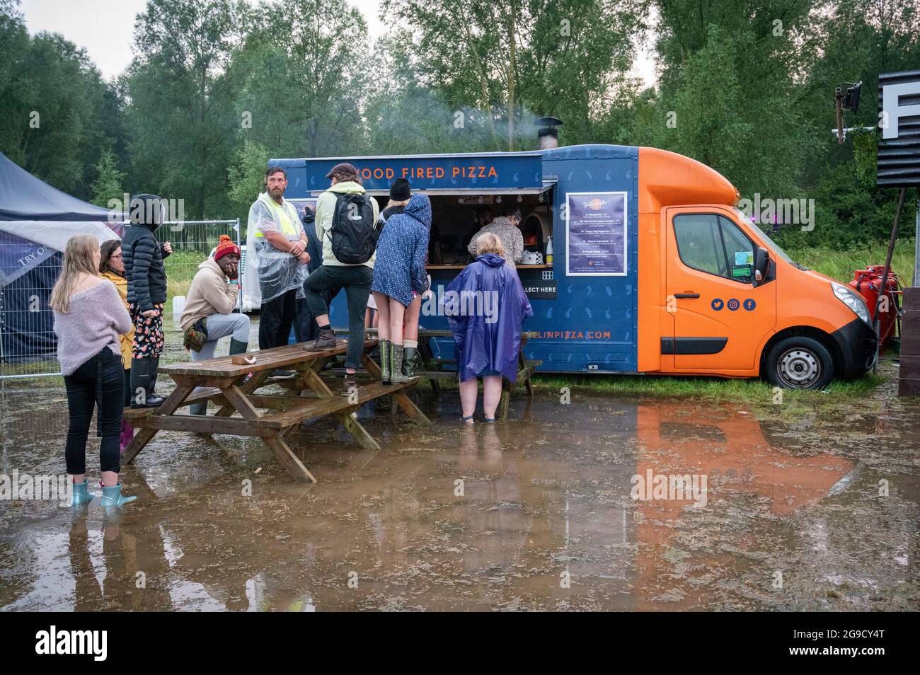 Standon, Hertfordshire, Regno Unito. 25 luglio 2021. La gente a Standon che chiama festival di musica ha coraggioso inondazioni e fango dopo la pioggia torrenziale e tuono ha portato il caos all'evento. La musica si fermò quando una tempesta passò in testa e la sera abbandonò. Il tempo britannico è previsto per continuare ad avere temporali nei prossimi giorni. Credit: Julian Eales/Alamy Live News Foto Stock Standon, Hertfordshire, Regno Unito. 25 luglio 2021. La gente a Standon che chiama festival di musica ha coraggioso inondazioni e fango dopo la pioggia torrenziale e tuono ha portato il caos all'evento. La musica si fermò quando una tempesta passò in testa e la sera abbandonò. Il tempo britannico è previsto per continuare ad avere temporali nei prossimi giorni. Credit: Julian Eales/Alamy Live News Foto Stock