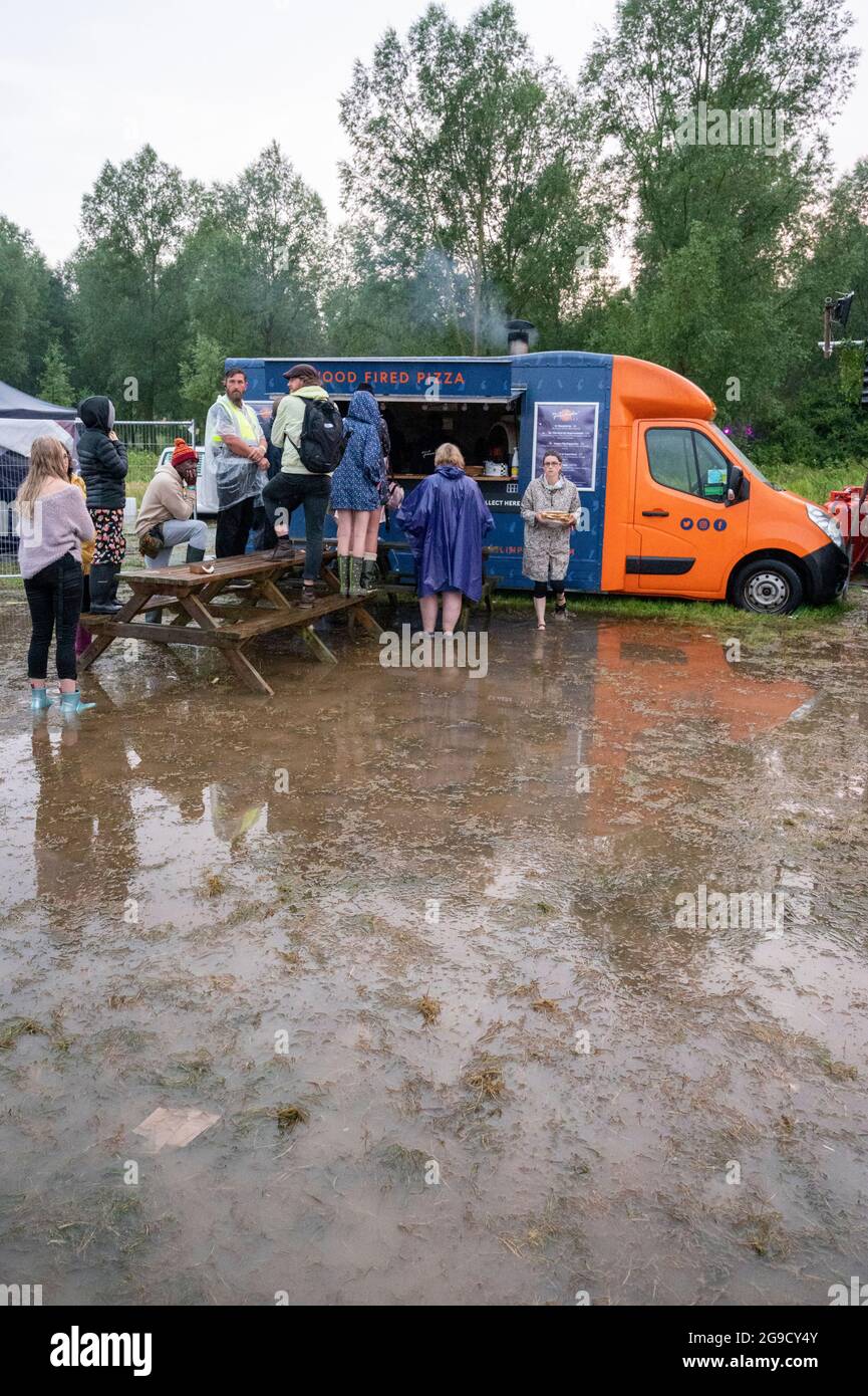 Standon, Hertfordshire, Regno Unito. 25 luglio 2021. La gente a Standon che chiama festival di musica ha coraggioso inondazioni e fango dopo la pioggia torrenziale e tuono ha portato il caos all'evento. La musica si fermò quando una tempesta passò in testa e la sera abbandonò. Il tempo britannico è previsto per continuare ad avere temporali nei prossimi giorni. Credit: Julian Eales/Alamy Live News Foto Stock Standon, Hertfordshire, Regno Unito. 25 luglio 2021. La gente a Standon che chiama festival di musica ha coraggioso inondazioni e fango dopo la pioggia torrenziale e tuono ha portato il caos all'evento. La musica si fermò quando una tempesta passò in testa e la sera abbandonò. Il tempo britannico è previsto per continuare ad avere temporali nei prossimi giorni. Credit: Julian Eales/Alamy Live News Foto Stock
