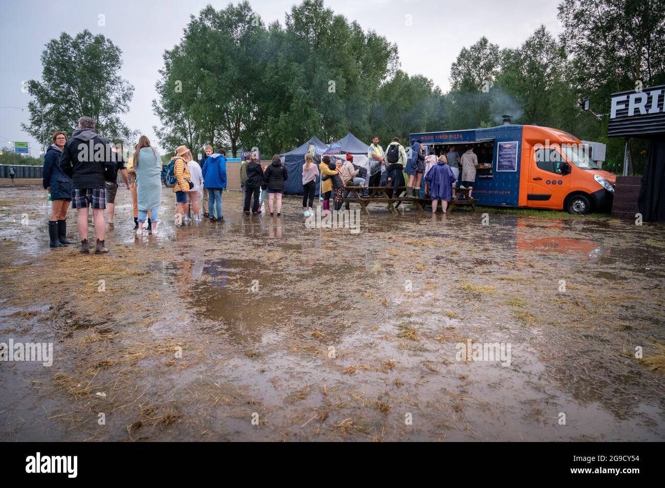 Standon, Hertfordshire, Regno Unito. 25 luglio 2021. La gente a Standon che chiama festival di musica ha coraggioso inondazioni e fango dopo la pioggia torrenziale e tuono ha portato il caos all'evento. La musica si fermò quando una tempesta passò in testa e la sera abbandonò. Il tempo britannico è previsto per continuare ad avere temporali nei prossimi giorni. Credit: Julian Eales/Alamy Live News Foto Stock Standon, Hertfordshire, Regno Unito. 25 luglio 2021. La gente a Standon che chiama festival di musica ha coraggioso inondazioni e fango dopo la pioggia torrenziale e tuono ha portato il caos all'evento. La musica si fermò quando una tempesta passò in testa e la sera abbandonò. Il tempo britannico è previsto per continuare ad avere temporali nei prossimi giorni. Credit: Julian Eales/Alamy Live News Foto Stock