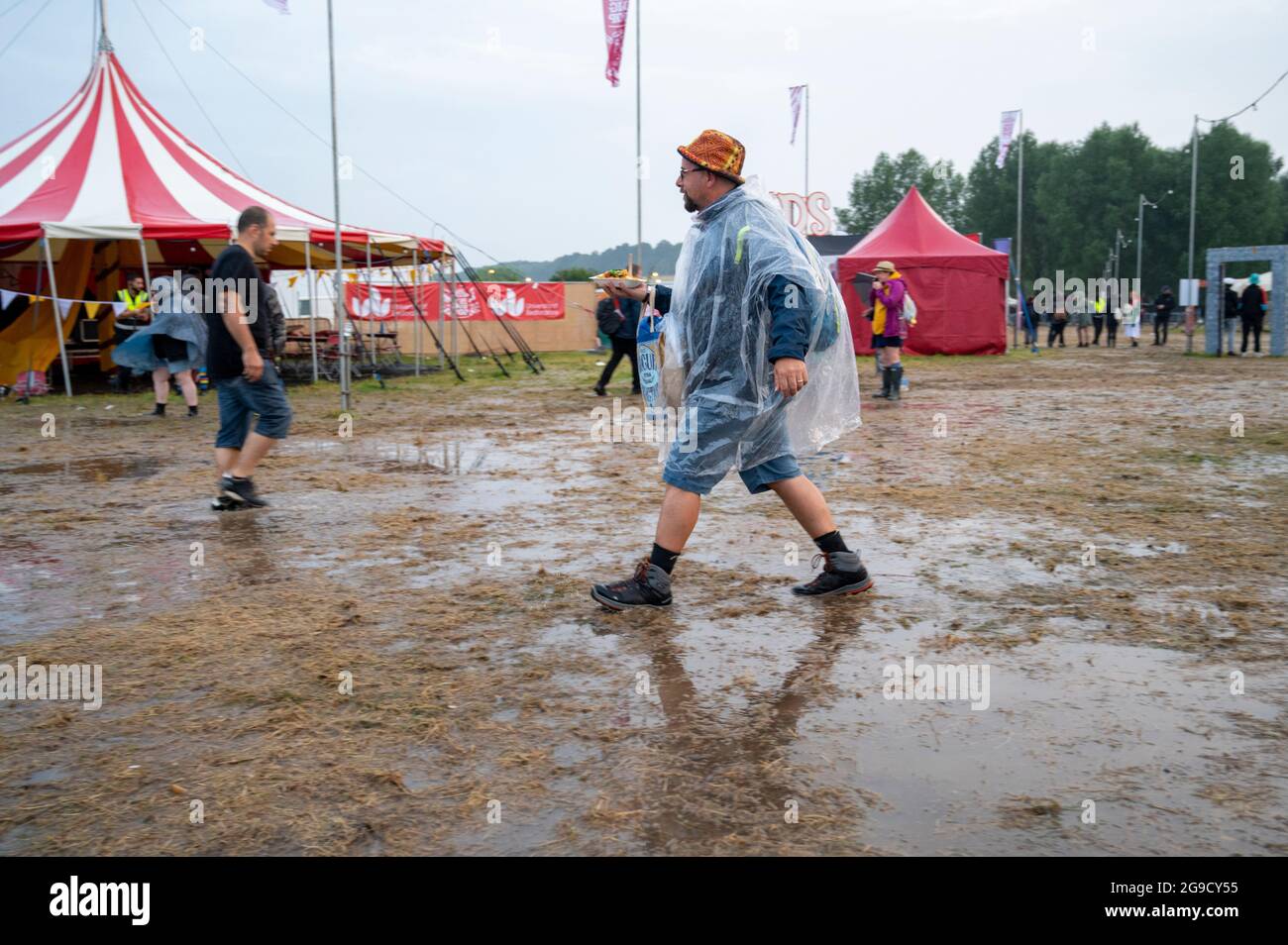 Standon, Hertfordshire, Regno Unito. 25 luglio 2021. La gente a Standon che chiama festival di musica ha coraggioso inondazioni e fango dopo la pioggia torrenziale e tuono ha portato il caos all'evento. La musica si fermò quando una tempesta passò in testa e la sera abbandonò. Il tempo britannico è previsto per continuare ad avere temporali nei prossimi giorni. Credit: Julian Eales/Alamy Live News Foto Stock Standon, Hertfordshire, Regno Unito. 25 luglio 2021. La gente a Standon che chiama festival di musica ha coraggioso inondazioni e fango dopo la pioggia torrenziale e tuono ha portato il caos all'evento. La musica si fermò quando una tempesta passò in testa e la sera abbandonò. Il tempo britannico è previsto per continuare ad avere temporali nei prossimi giorni. Credit: Julian Eales/Alamy Live News Foto Stock