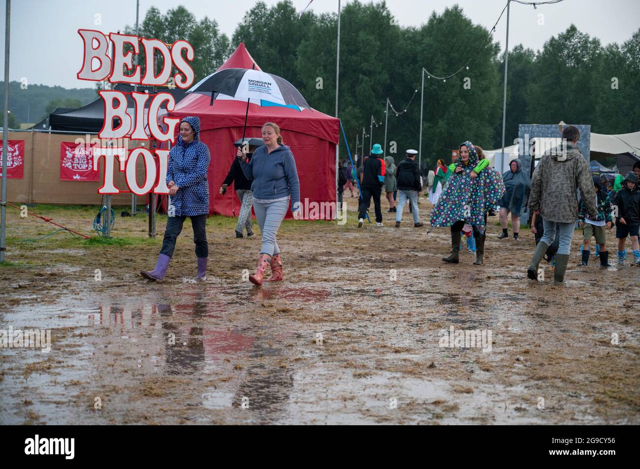 Standon, Hertfordshire, Regno Unito. 25 luglio 2021. La gente a Standon che chiama festival di musica ha coraggioso inondazioni e fango dopo la pioggia torrenziale e tuono ha portato il caos all'evento. La musica si fermò quando una tempesta passò in testa e la sera abbandonò. Il tempo britannico è previsto per continuare ad avere temporali nei prossimi giorni. Credit: Julian Eales/Alamy Live News Foto Stock Standon, Hertfordshire, Regno Unito. 25 luglio 2021. La gente a Standon che chiama festival di musica ha coraggioso inondazioni e fango dopo la pioggia torrenziale e tuono ha portato il caos all'evento. La musica si fermò quando una tempesta passò in testa e la sera abbandonò. Il tempo britannico è previsto per continuare ad avere temporali nei prossimi giorni. Credit: Julian Eales/Alamy Live News Foto Stock