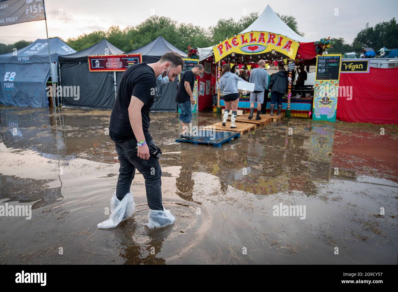 Standon, Hertfordshire, Regno Unito. 25 luglio 2021. La gente a Standon che chiama festival di musica ha coraggioso inondazioni e fango dopo la pioggia torrenziale e tuono ha portato il caos all'evento. La musica si fermò quando una tempesta passò in testa e la sera abbandonò. Il tempo britannico è previsto per continuare ad avere temporali nei prossimi giorni. Credit: Julian Eales/Alamy Live News Foto Stock Standon, Hertfordshire, Regno Unito. 25 luglio 2021. La gente a Standon che chiama festival di musica ha coraggioso inondazioni e fango dopo la pioggia torrenziale e tuono ha portato il caos all'evento. La musica si fermò quando una tempesta passò in testa e la sera abbandonò. Il tempo britannico è previsto per continuare ad avere temporali nei prossimi giorni. Credit: Julian Eales/Alamy Live News Foto Stock