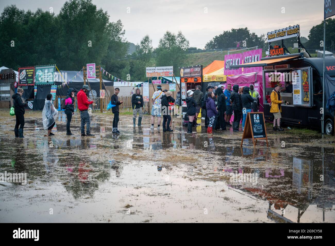 Standon, Hertfordshire, Regno Unito. 25 luglio 2021. La gente a Standon che chiama festival di musica ha coraggioso inondazioni e fango dopo la pioggia torrenziale e tuono ha portato il caos all'evento. La musica si fermò quando una tempesta passò in testa e la sera abbandonò. Il tempo britannico è previsto per continuare ad avere temporali nei prossimi giorni. Credit: Julian Eales/Alamy Live News Foto Stock Standon, Hertfordshire, Regno Unito. 25 luglio 2021. La gente a Standon che chiama festival di musica ha coraggioso inondazioni e fango dopo la pioggia torrenziale e tuono ha portato il caos all'evento. La musica si fermò quando una tempesta passò in testa e la sera abbandonò. Il tempo britannico è previsto per continuare ad avere temporali nei prossimi giorni. Credit: Julian Eales/Alamy Live News Foto Stock