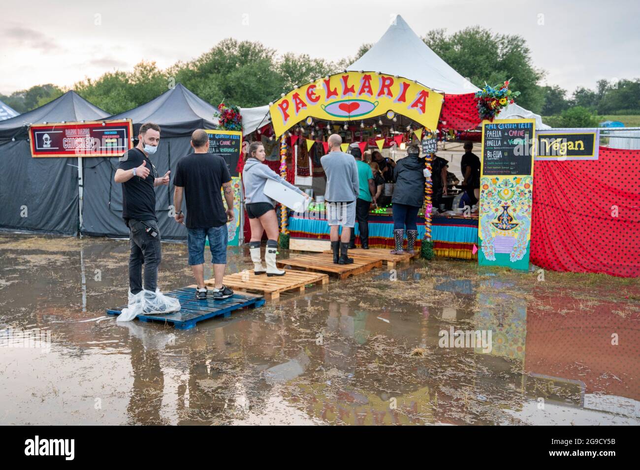 Standon, Hertfordshire, Regno Unito. 25 luglio 2021. La gente a Standon che chiama festival di musica ha coraggioso inondazioni e fango dopo la pioggia torrenziale e tuono ha portato il caos all'evento. La musica si fermò quando una tempesta passò in testa e la sera abbandonò. Il tempo britannico è previsto per continuare ad avere temporali nei prossimi giorni. Credit: Julian Eales/Alamy Live News Foto Stock Standon, Hertfordshire, Regno Unito. 25 luglio 2021. La gente a Standon che chiama festival di musica ha coraggioso inondazioni e fango dopo la pioggia torrenziale e tuono ha portato il caos all'evento. La musica si fermò quando una tempesta passò in testa e la sera abbandonò. Il tempo britannico è previsto per continuare ad avere temporali nei prossimi giorni. Credit: Julian Eales/Alamy Live News Foto Stock