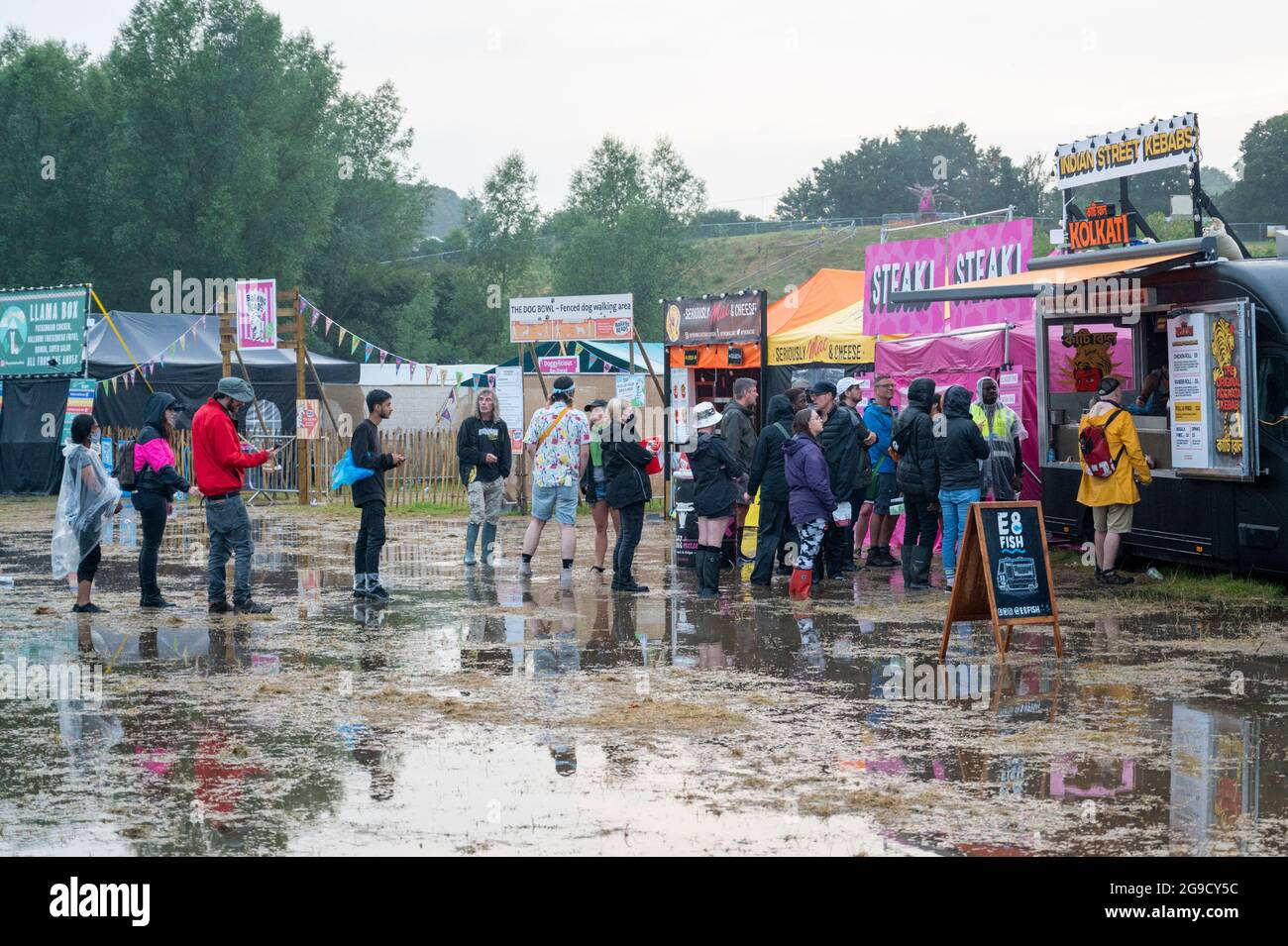 Standon, Hertfordshire, Regno Unito. 25 luglio 2021. La gente a Standon che chiama festival di musica ha coraggioso inondazioni e fango dopo la pioggia torrenziale e tuono ha portato il caos all'evento. La musica si fermò quando una tempesta passò in testa e la sera abbandonò. Il tempo britannico è previsto per continuare ad avere temporali nei prossimi giorni. Credit: Julian Eales/Alamy Live News Foto Stock Standon, Hertfordshire, Regno Unito. 25 luglio 2021. La gente a Standon che chiama festival di musica ha coraggioso inondazioni e fango dopo la pioggia torrenziale e tuono ha portato il caos all'evento. La musica si fermò quando una tempesta passò in testa e la sera abbandonò. Il tempo britannico è previsto per continuare ad avere temporali nei prossimi giorni. Credit: Julian Eales/Alamy Live News Foto Stock