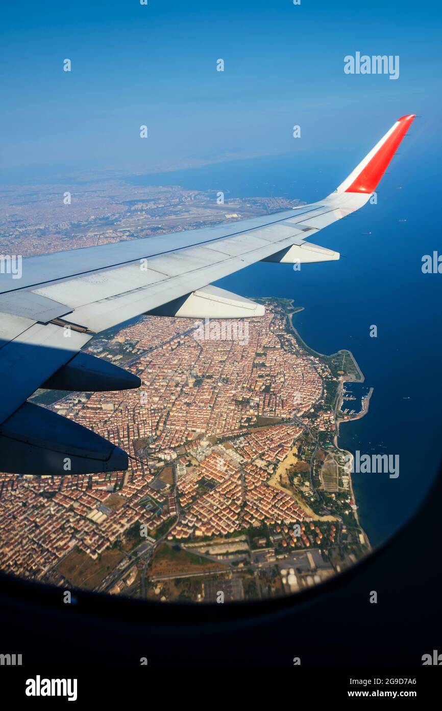 Guardando attraverso gli aerei da finestra durante il volo in alare atterra su Istanbul in tempo soleggiato Foto Stock