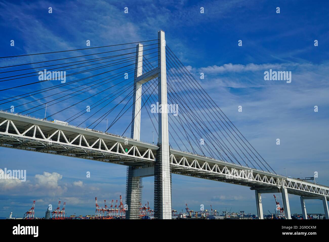 Guardando in alto al Ponte della Baia di Yokohama dalla barca. Crociera sul 'Akira II' nel Porto di Yokohama, Giappone. 2019. Foto Stock