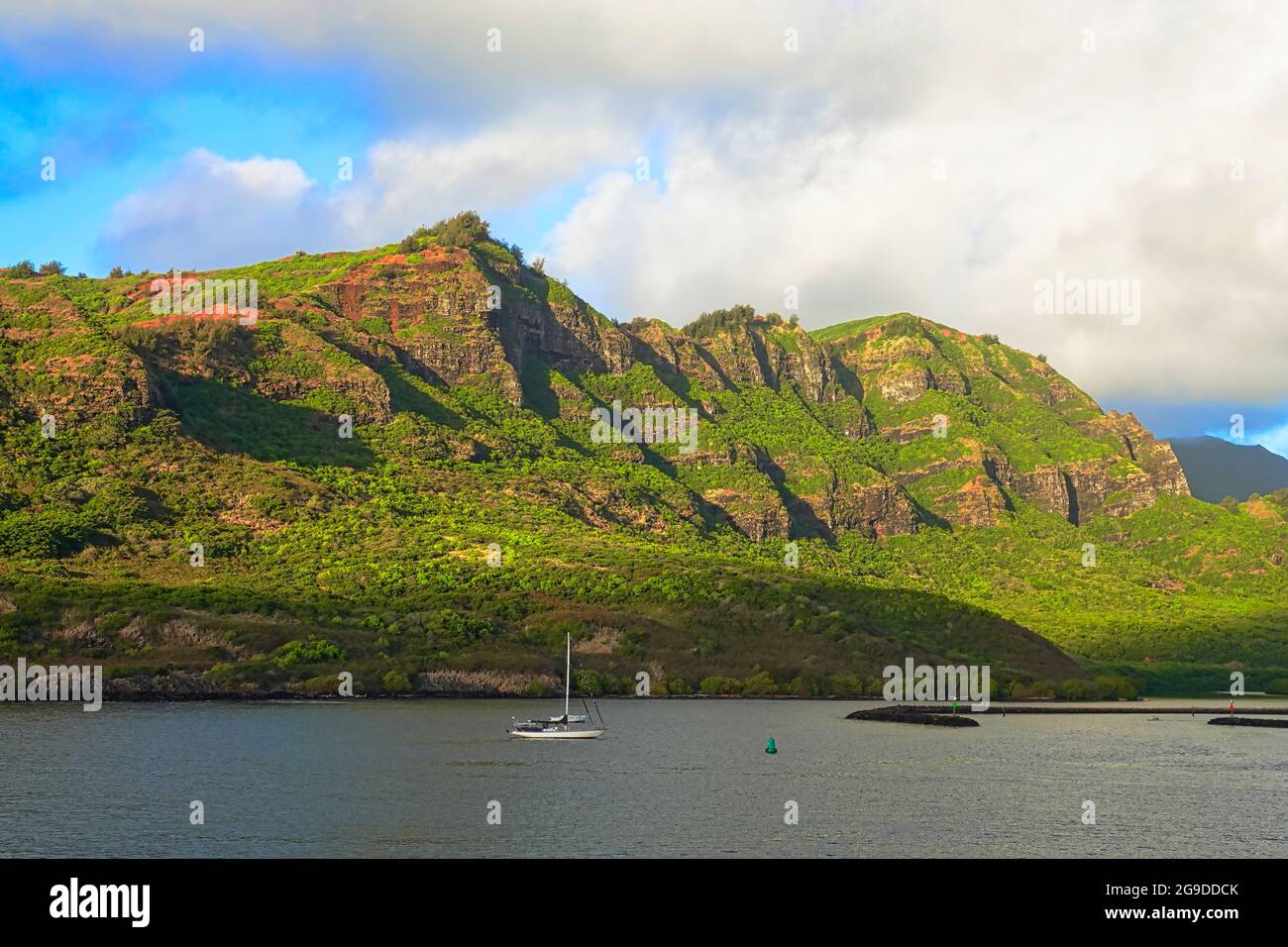 Due barche a vela sulla costa di Kauai, qui si trovano montagne verdi sullo sfondo. Hawaii, Stati Uniti. Giugno 2019. Foto Stock