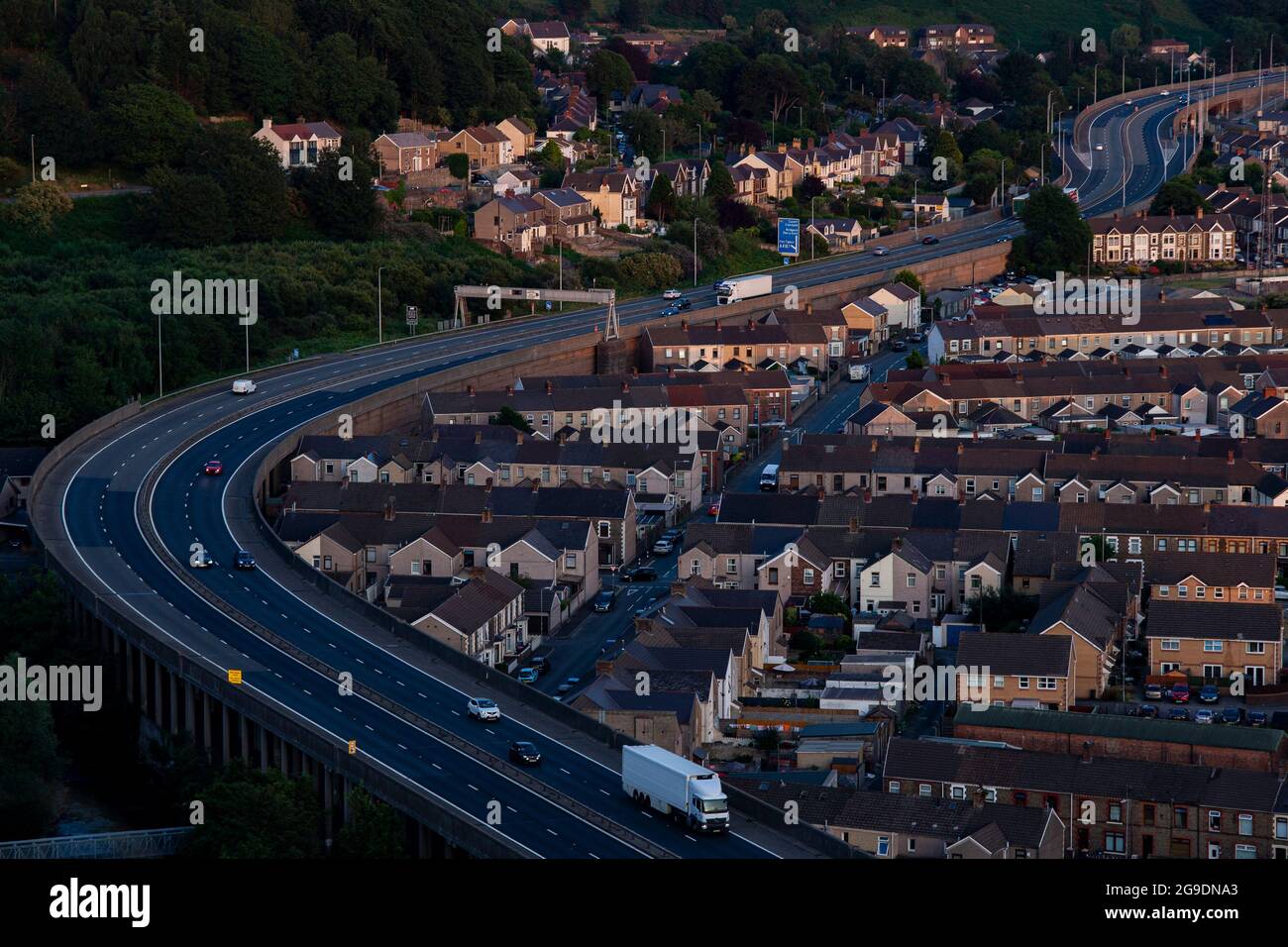 L'autostrada M4 attraverso Port Talbot, Galles del Sud, durante il tramonto il 20 luglio 2021. Credito: Lewis Mitchell Foto Stock