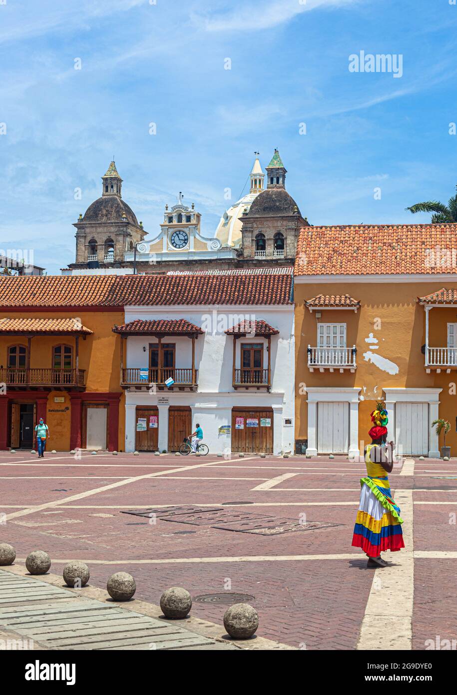 Una palenquera nel suo costume tradizionale in piedi a Plaza de la Aduana, Cartagena de Indias, Colombia. Foto Stock