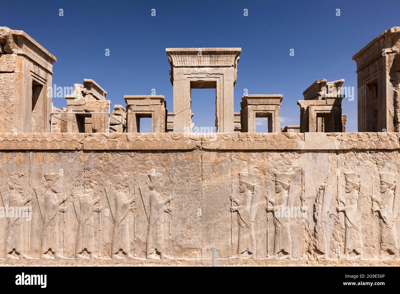 Persepolis, sollievo dei soldati, palazzo di Dario il grande (Tachara), capitale dell'impero Achemenide, provincia di Fars, Iran, Persia, Asia occidentale, Asia Foto Stock