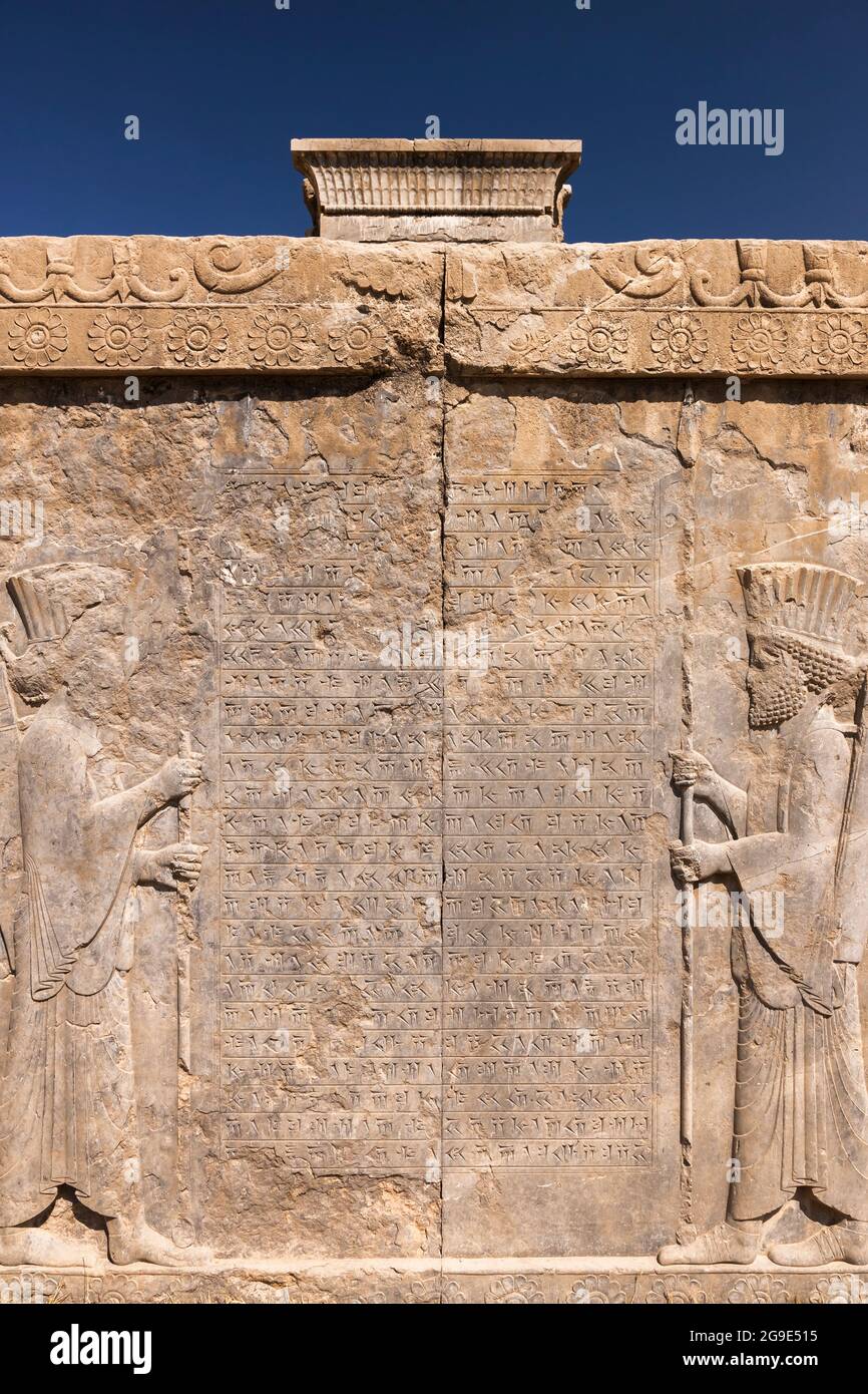 Persepolis, sollievo dei soldati, palazzo di Dario il grande (Tachara), capitale dell'impero Achemenide, provincia di Fars, Iran, Persia, Asia occidentale, Asia Foto Stock