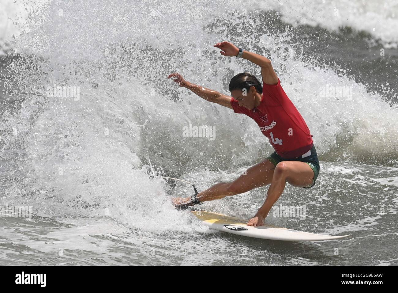 Chiba, Giappone. 26 luglio 2021. Sally Fitzgibbons of Australia compete durante Tokyo 2020 Women's round 3 calore di surf a Tsurigasaki Surfing Beach nella prefettura di Chiba, Giappone, 26 luglio 2021. Credit: Du Yu/Xinhua/Alamy Live News Foto Stock