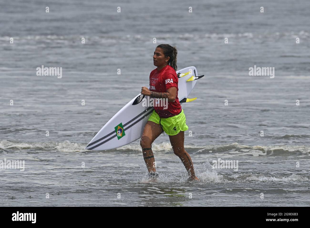 Chiba, Giappone. 26 luglio 2021. Silvana Lima del Brasile reagisce dopo Tokyo 2020 donne turno 3 calore di surf a Tsurigasaki Surfing Beach nella Prefettura di Chiba, Giappone, 26 luglio 2021. Credit: Du Yu/Xinhua/Alamy Live News Foto Stock