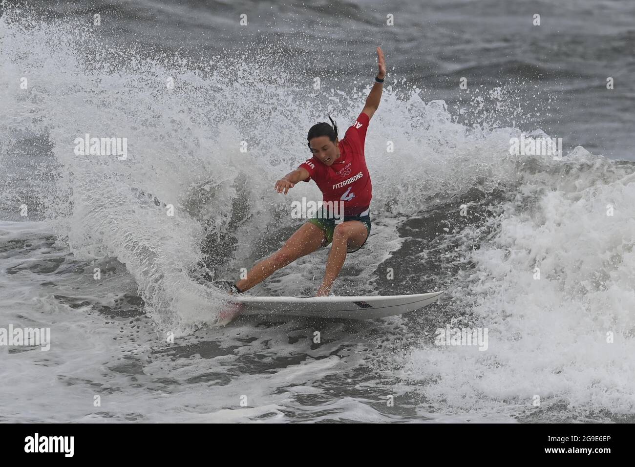 Chiba, Giappone. 26 luglio 2021. Sally Fitzgibbons of Australia compete durante Tokyo 2020 Women's round 3 calore di surf a Tsurigasaki Surfing Beach nella prefettura di Chiba, Giappone, 26 luglio 2021. Credit: Du Yu/Xinhua/Alamy Live News Foto Stock