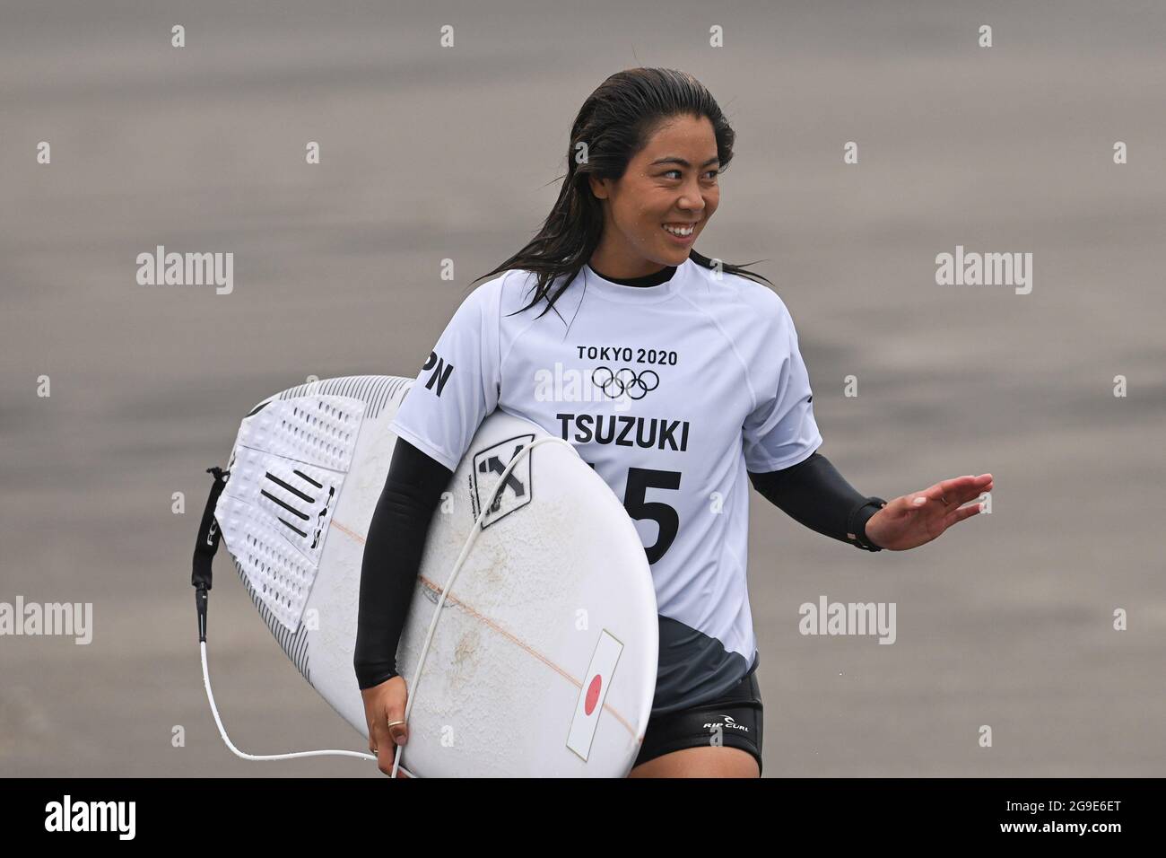 Chiba, Giappone. 26 luglio 2021. Tsuzuki Amuro del Giappone reagisce dopo Tokyo 2020 donne turno 3 caldo di surf a Tsurigasaki Surfing Beach nella Prefettura di Chiba, Giappone, 26 luglio 2021. Credit: Du Yu/Xinhua/Alamy Live News Foto Stock