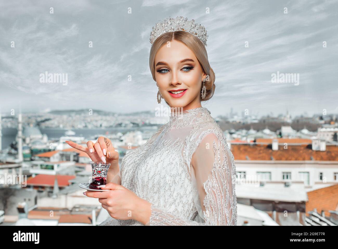 Bella sposa serba che cammina per le strade della Turchia Foto Stock
