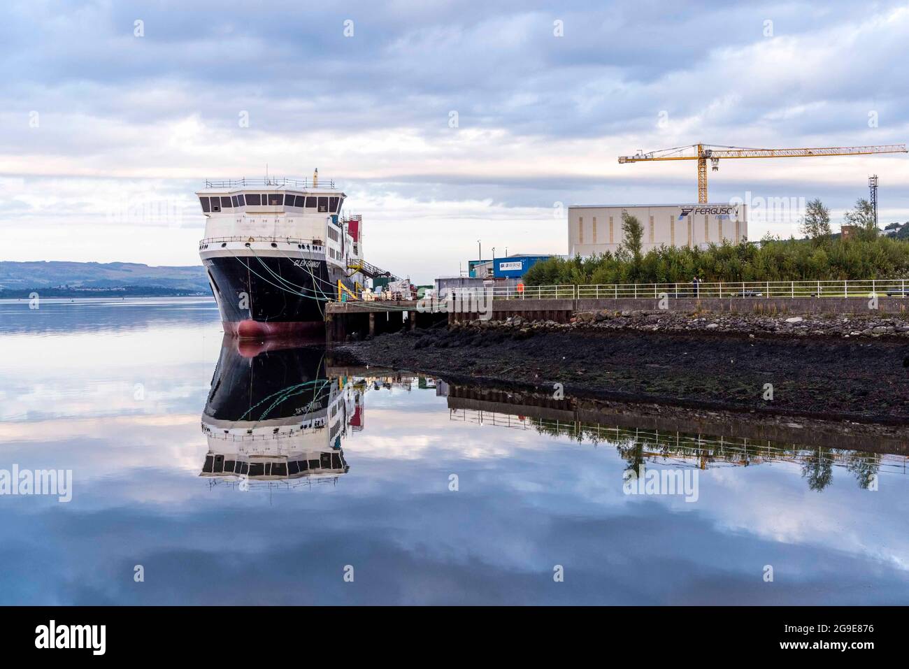 Port Glasgow, Regno Unito. 25 luglio 2021 nella foto: Il controverso traghetto, Glen Sannox siede incompiuto nel cantiere navale Ferguson sul fiume Clyde a Port Glasgow. Credit: Notizie dal vivo su Rich Dyson/Alamy Foto Stock