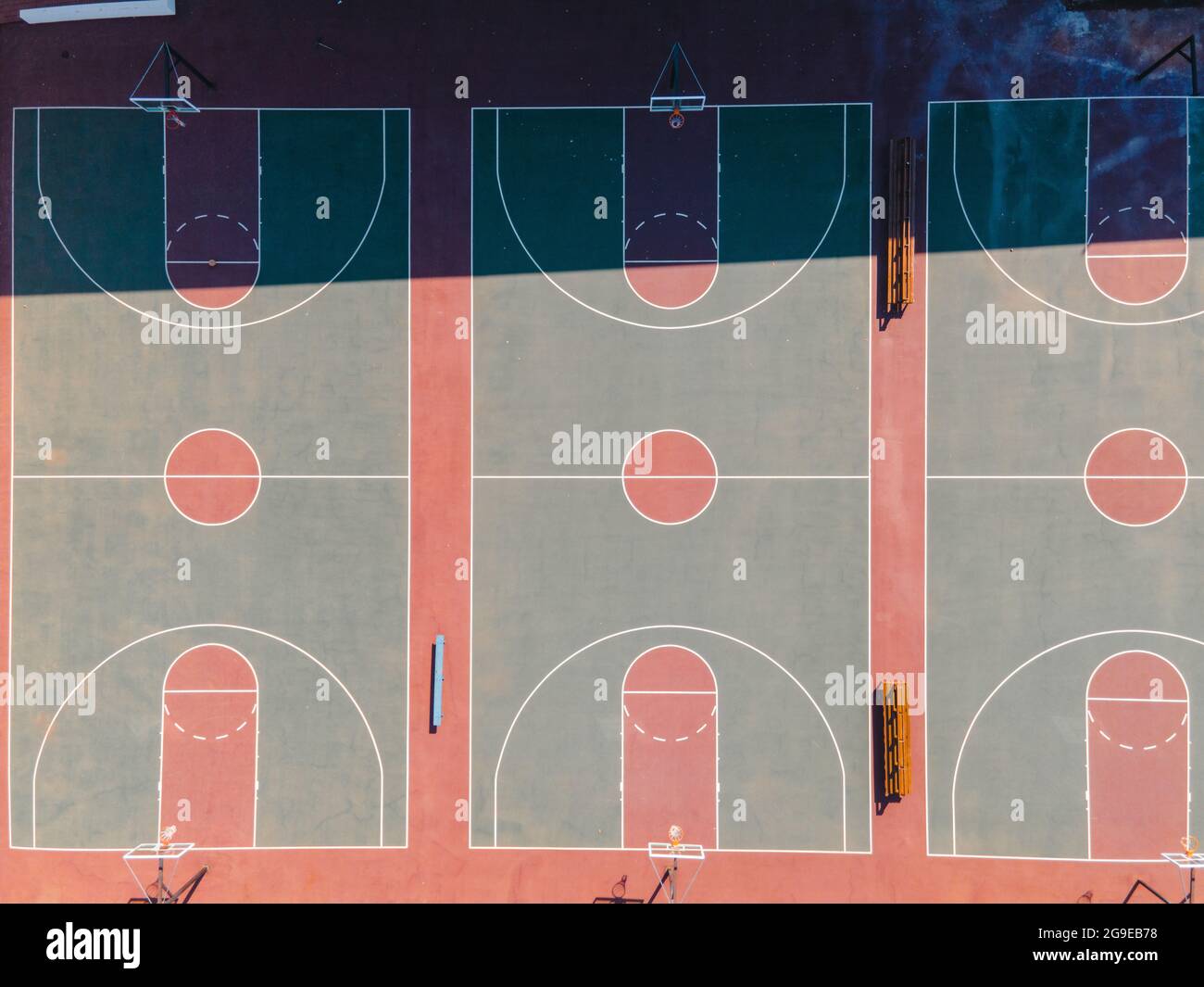 Vista sul drone dei campi da pallacanestro visti dall'alto Foto Stock