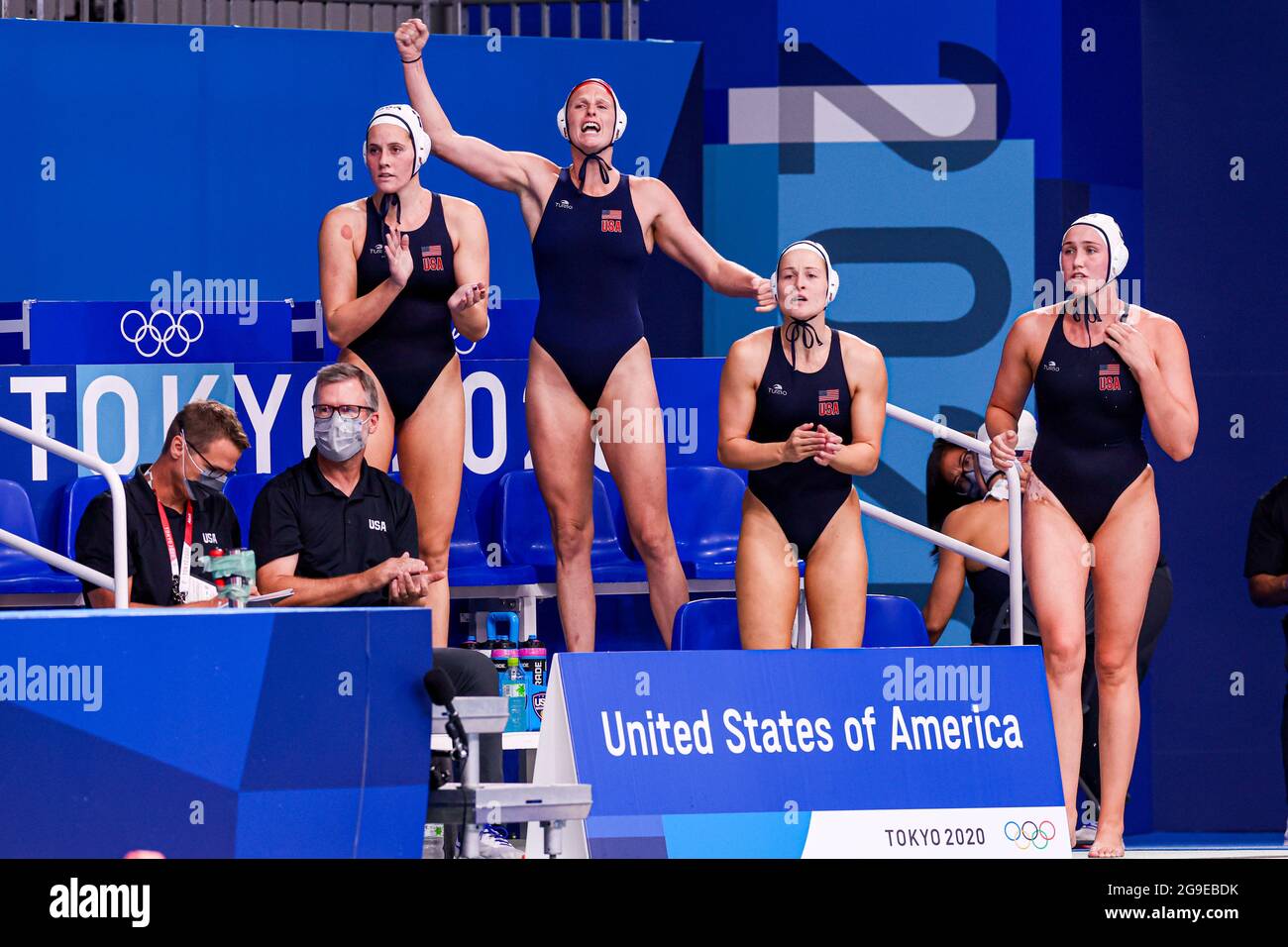 Tokyo, Giappone. 26 luglio 2021. TOKYO, GIAPPONE - LUGLIO 26: Team United States cheering, Amanda longan degli Stati Uniti durante il torneo olimpico di Waterpolo di Tokyo 2020 incontro femminile tra la squadra degli Stati Uniti e la squadra Cina al Tatsumi Waterpolo Center il 26 luglio 2021 a Tokyo, Giappone (Foto di Marcel ter Bals/Orange Pictures) Credit: Orange Pics BV/Alamy Live News Foto Stock