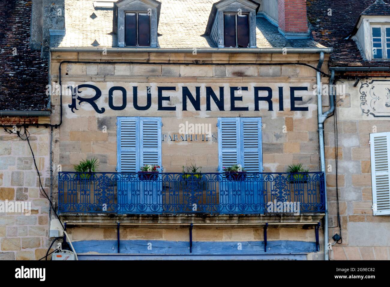 Souvigny, facciata di una vecchia fabbrica di tessuti rouennerie, dipartimento Allier, Auvergne-Rodano-Alpi, Francia Foto Stock