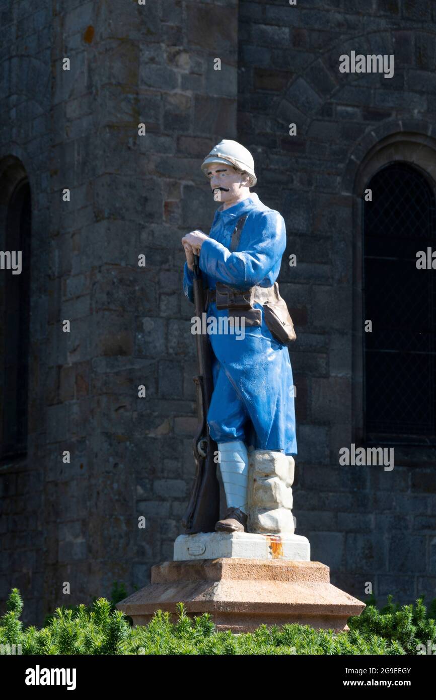 Statua del memoriale di guerra nel villaggio di Montet villaggio, dipartimento Allier, Auvergne-Rodano-Alpi, Francia Foto Stock