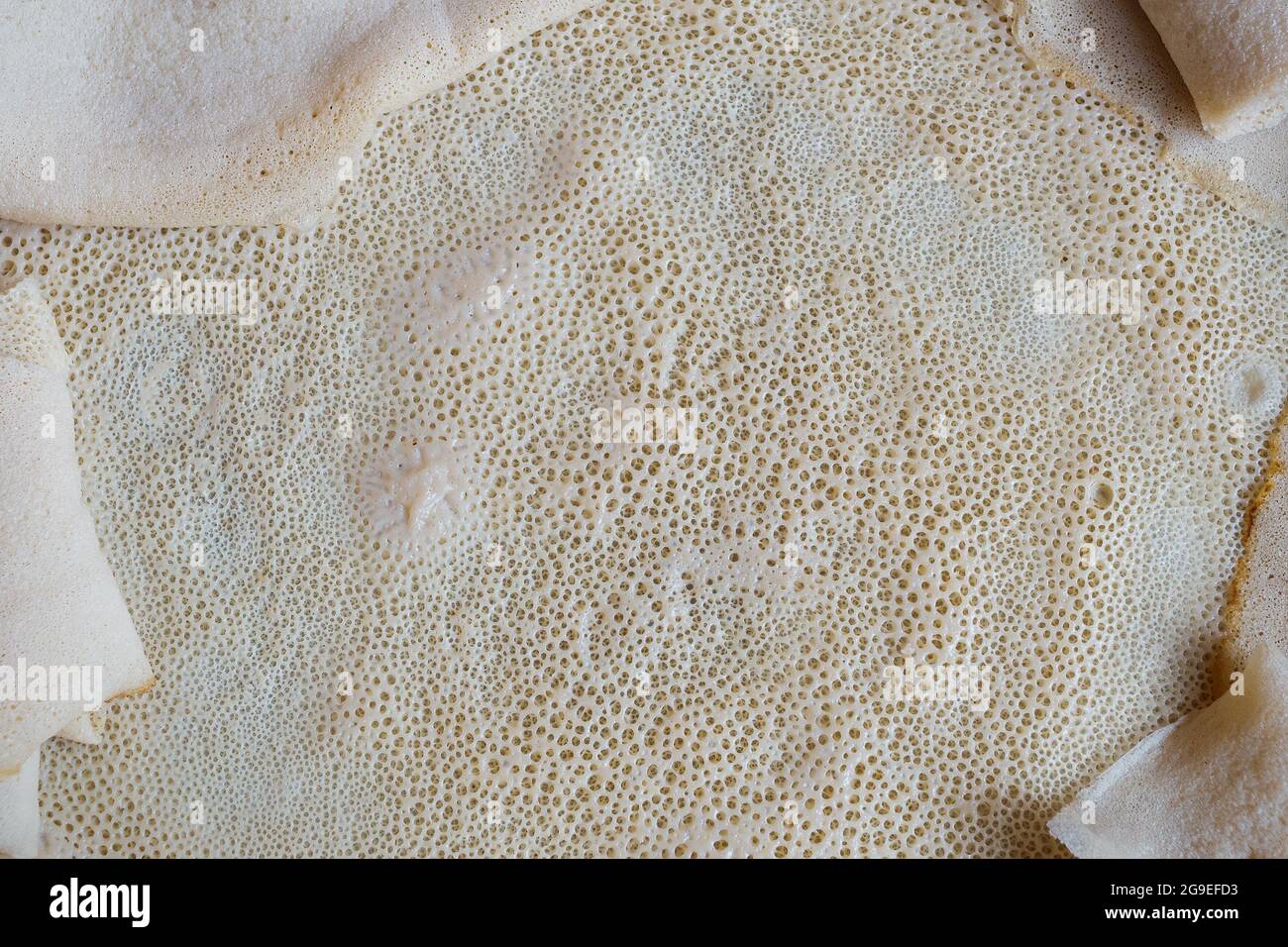 Primo piano di injera, un pane fermentato fatto con farina di tepa. È il piatto nazionale di Etiopia, Eritrea, Somalia e Gibuti Foto Stock