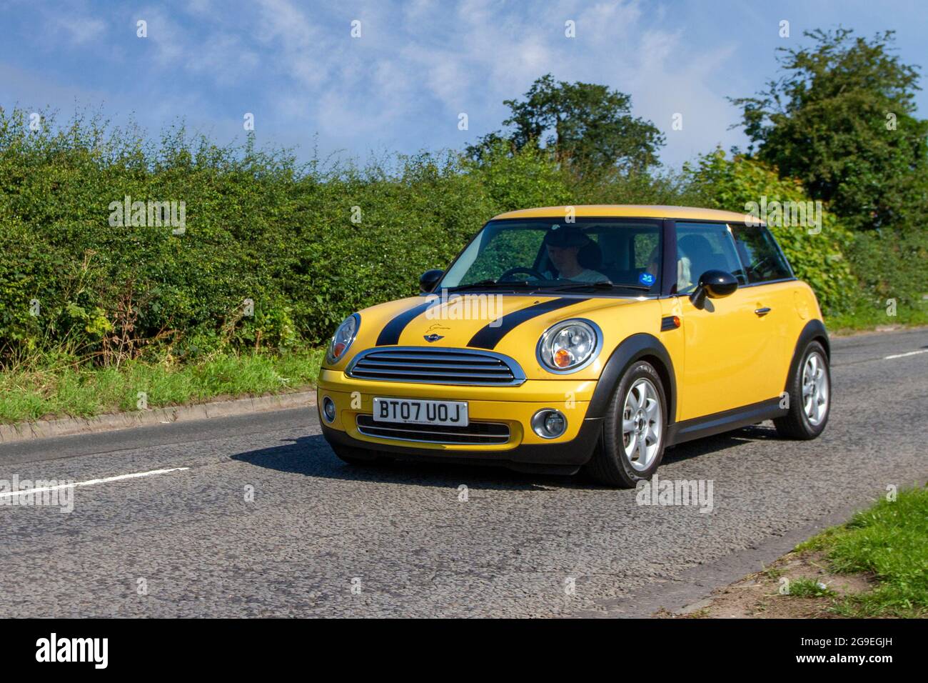 2007 giallo Mini One 2dr 1397cc benzina piccolo in viaggio per Capesthorne Hall Classic luglio mostra auto, Cheshire, Regno Unito Foto Stock