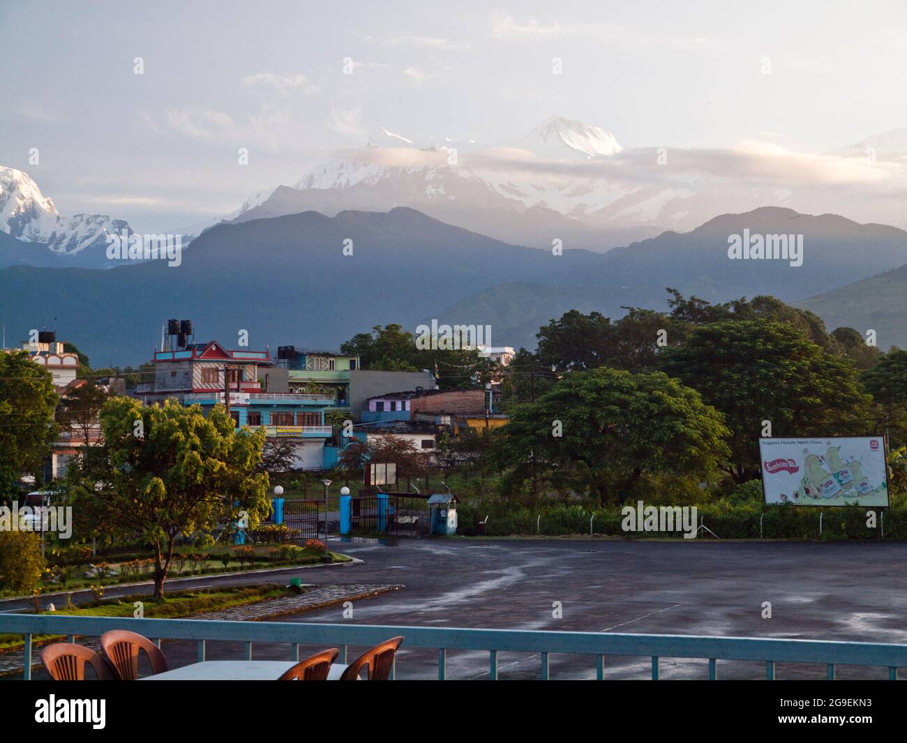 La gamma Annapurna (7000 - 8000 m) forma una massiccia barriera pluviale a nord di . Pokhara, Nepal Foto Stock