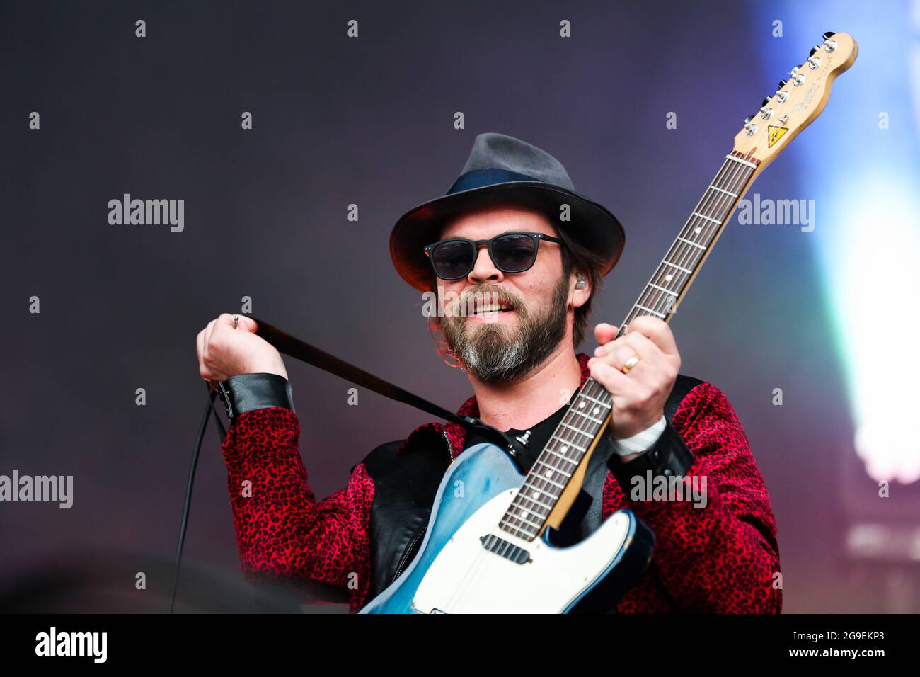 Gaz Coombes of Supergrass si esibisce sul palco principale durante il terzo giorno del Tramlines Festival Foto Stock