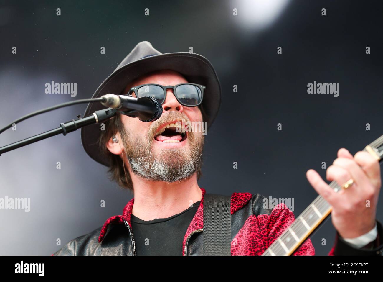 Gaz Coombes of Supergrass si esibisce sul palco principale durante il terzo giorno del Tramlines Festival Foto Stock