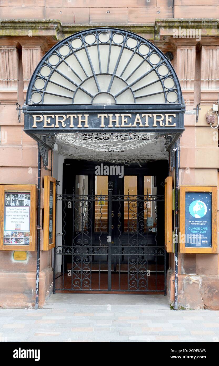 PERTH, SCOZIA - 25 GIUGNO 2021: Perth Theatre on the High Street, è stato progettato dall'architetto della città di Dundee, William Alexander, ed è stato aperto nel 1900. Foto Stock