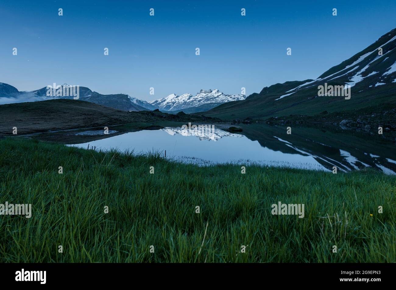 Riflessione del Monte Titlis in lago alpino Foto Stock