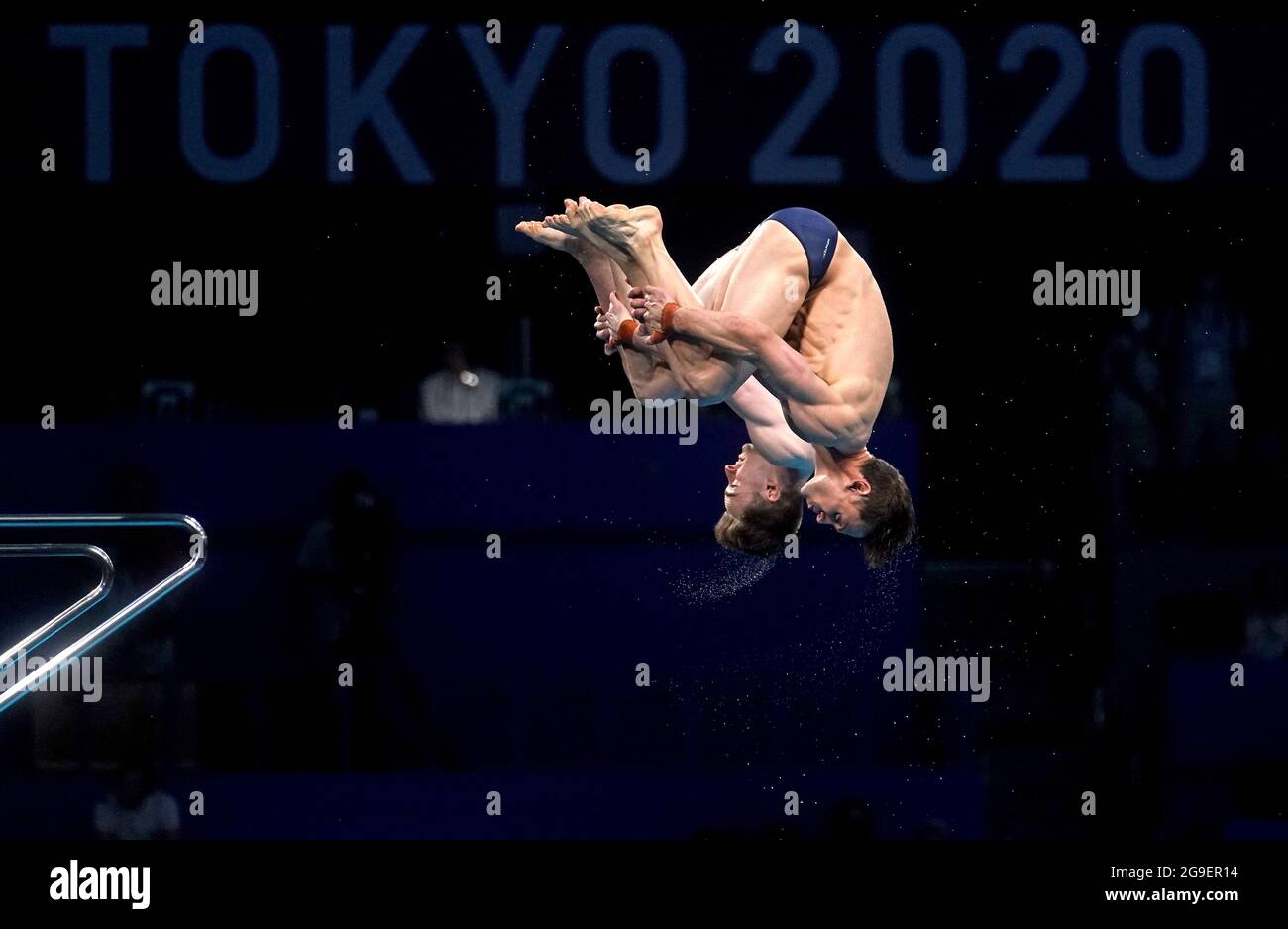 Tom Daley (a destra) e Matty Lee della Gran Bretagna durante la finale sincronizzata della piattaforma da 10 m al Tokyo Aquatics Center il terzo giorno dei Giochi Olimpici di Tokyo 2020 in Giappone. Data immagine: Lunedì 26 luglio 2021. Foto Stock