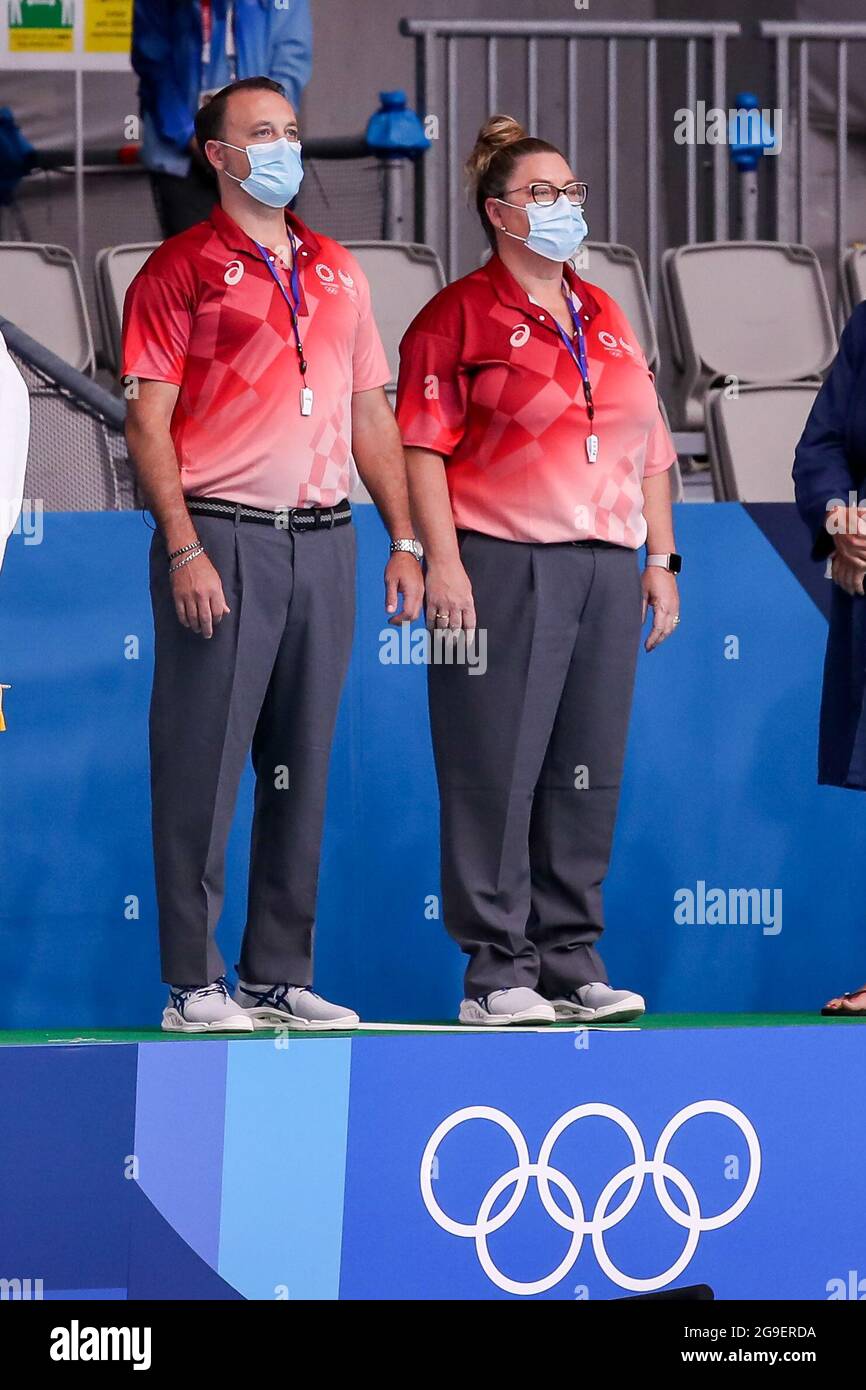 TOKYO, GIAPPONE - LUGLIO 24: Arbitro tedesco Moller (ARG), arbitro Nicola Mendy Johnson (AUS) durante il torneo olimpico di Waterpolo di Tokyo 2020, incontro femminile tra Giappone e Stati Uniti al Tatsumi Waterpolo Center il 24 luglio 2021 a Tokyo, Giappone (Foto di Marcel ter Bals/Orange Pictures) Foto Stock