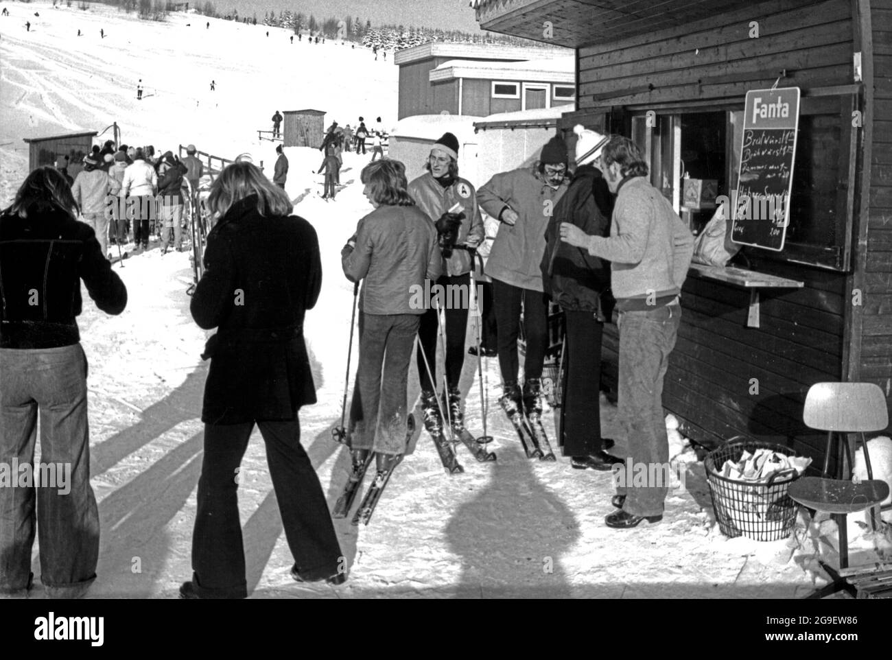 Sport, sci, pausa presso lo stand snack, divieto di guidare la domenica, Winterberg, Sauerland, 25.11.1973, DIRITTI-AGGIUNTIVI-AUTORIZZAZIONE-INFORMAZIONI-NON-DISPONIBILI Foto Stock