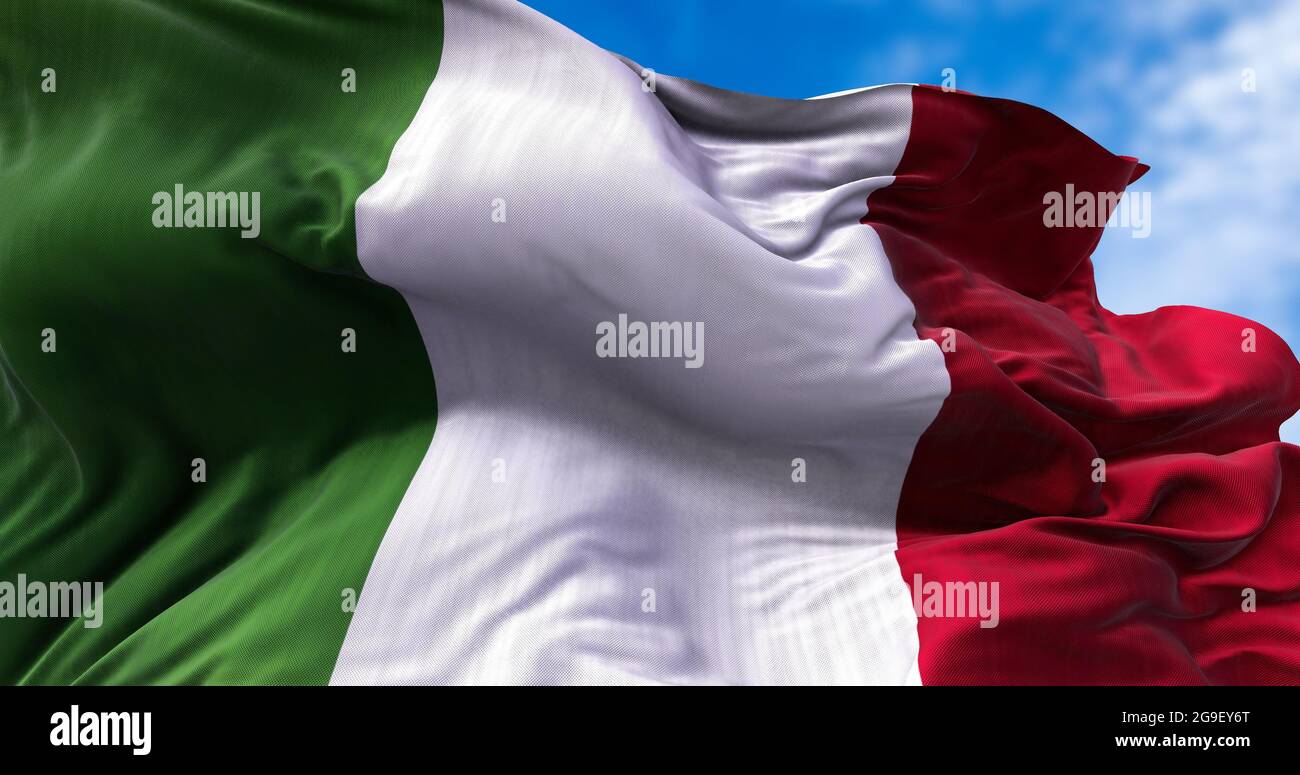 Particolare della bandiera nazionale italiana che vola nel vento. Democrazia e politica. Paese europeo. Foto Stock